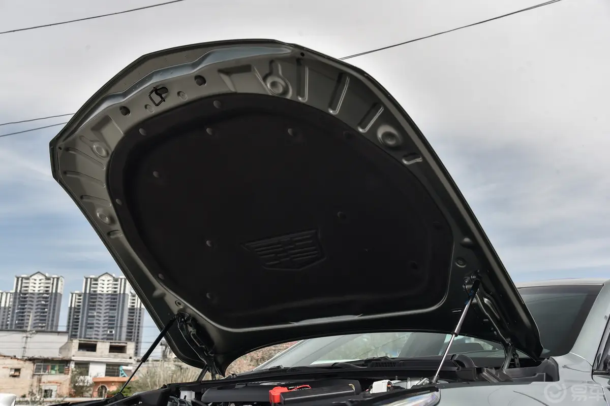 凯迪拉克CT528T 铂金型前舱盖内侧