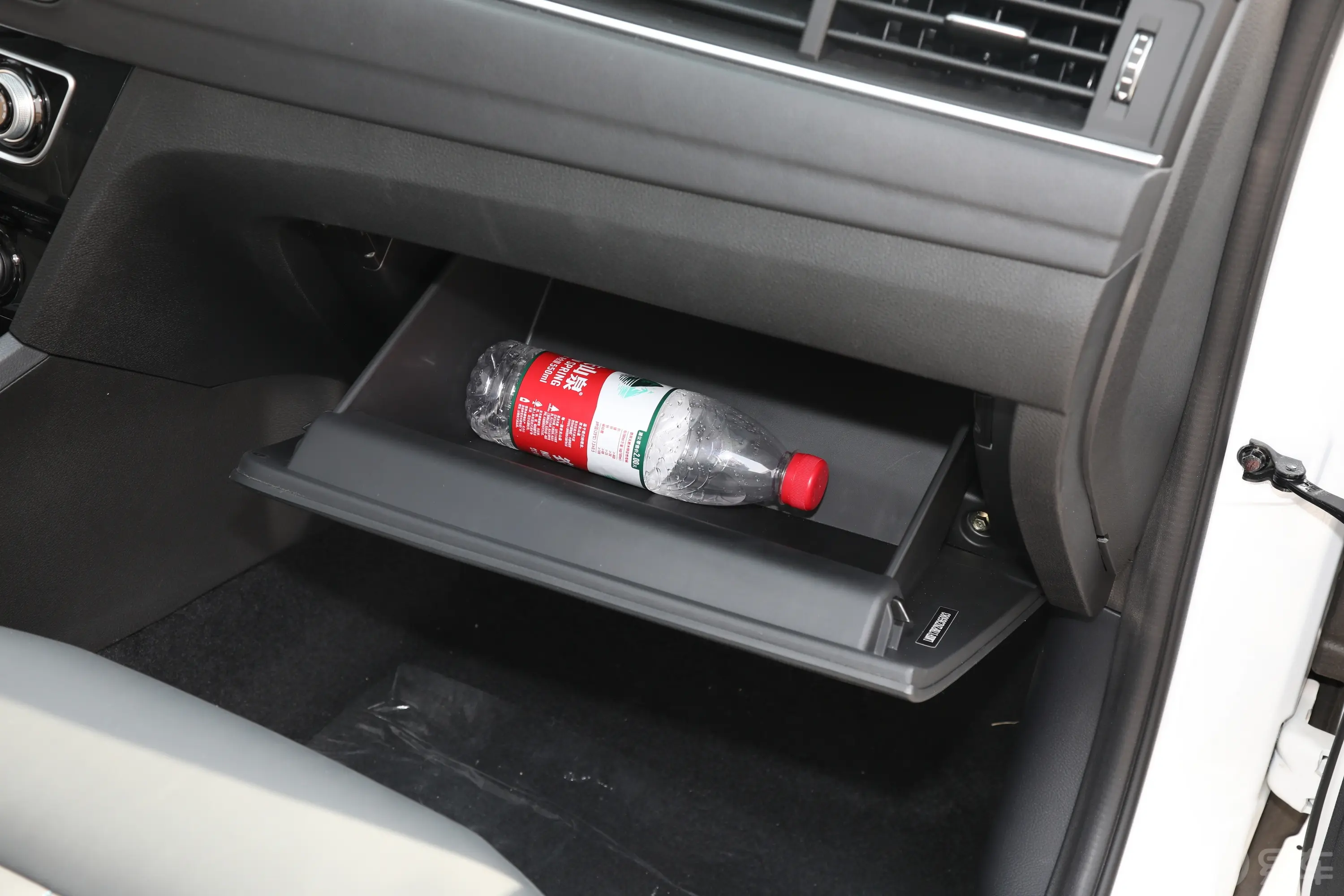 风行S50 EV换电版手套箱空间水瓶横置