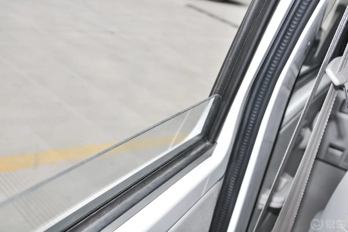 金杯新海狮X30L1.5L 客车超享无空调版 5/6/7座后排玻璃材质特写