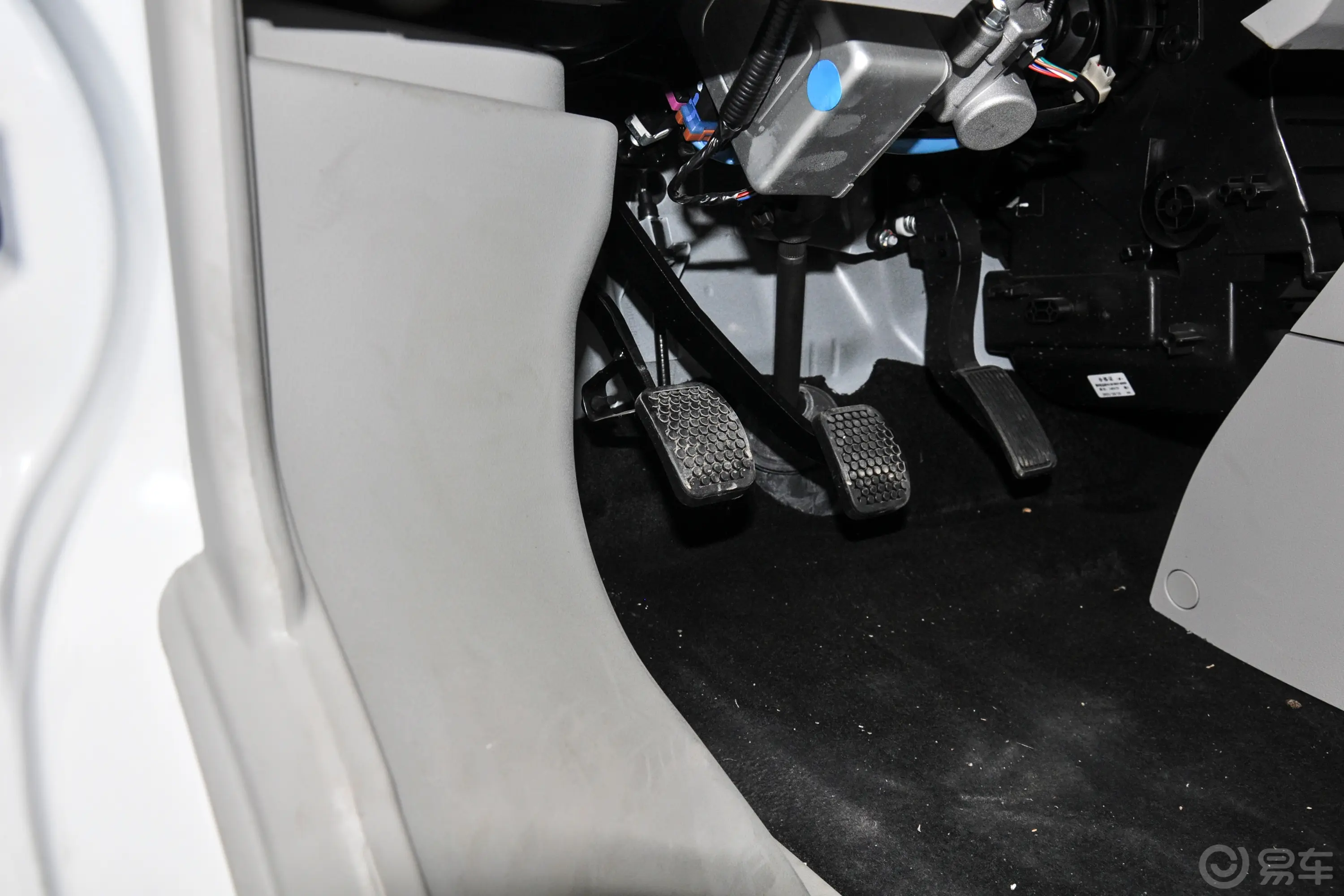 金杯新海狮X30L1.5L 客车超享无空调版 5/6/7座脚踏板
