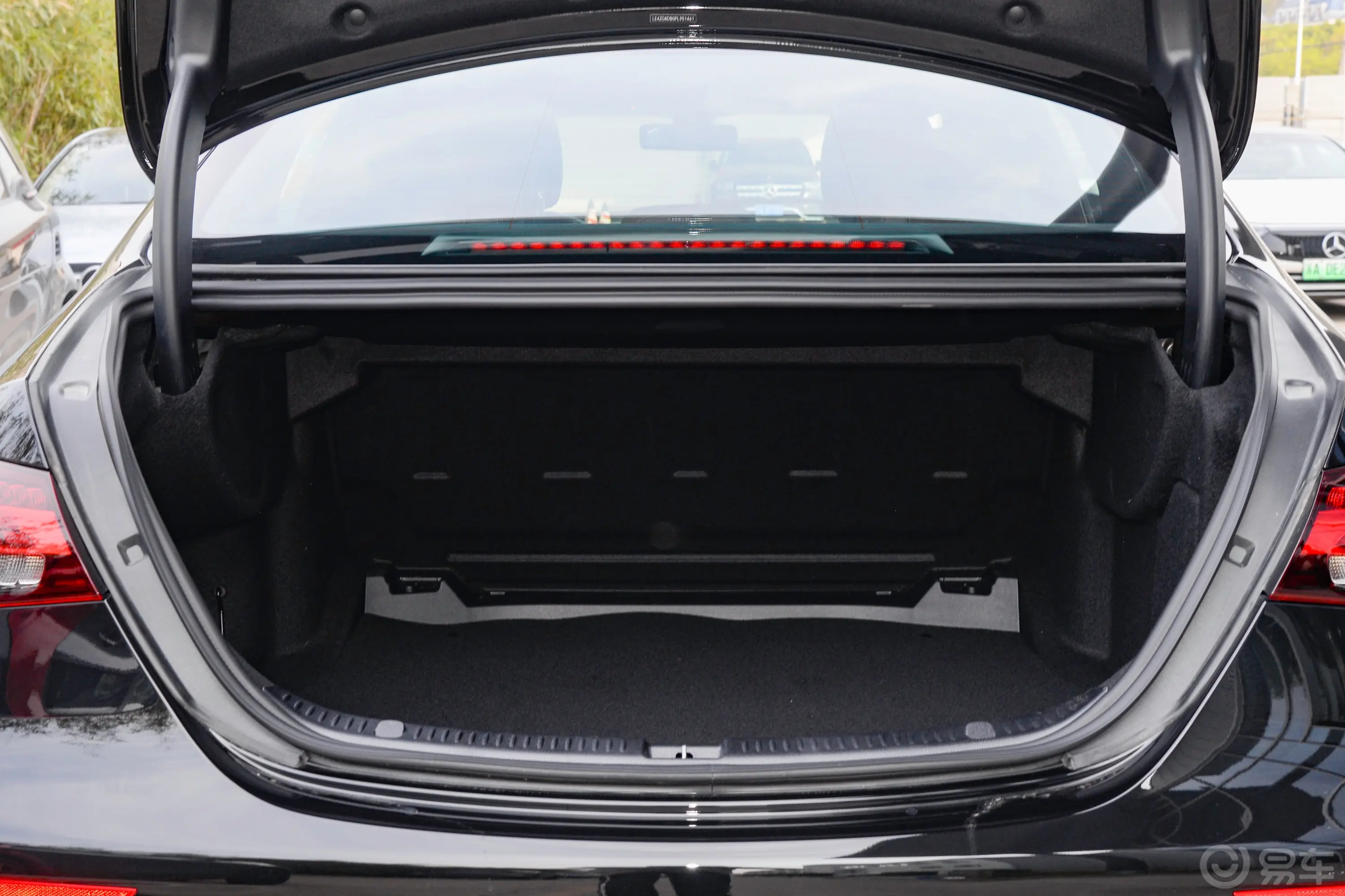 奔驰E级改款 E 300 L 运动豪华型后备厢空间特写