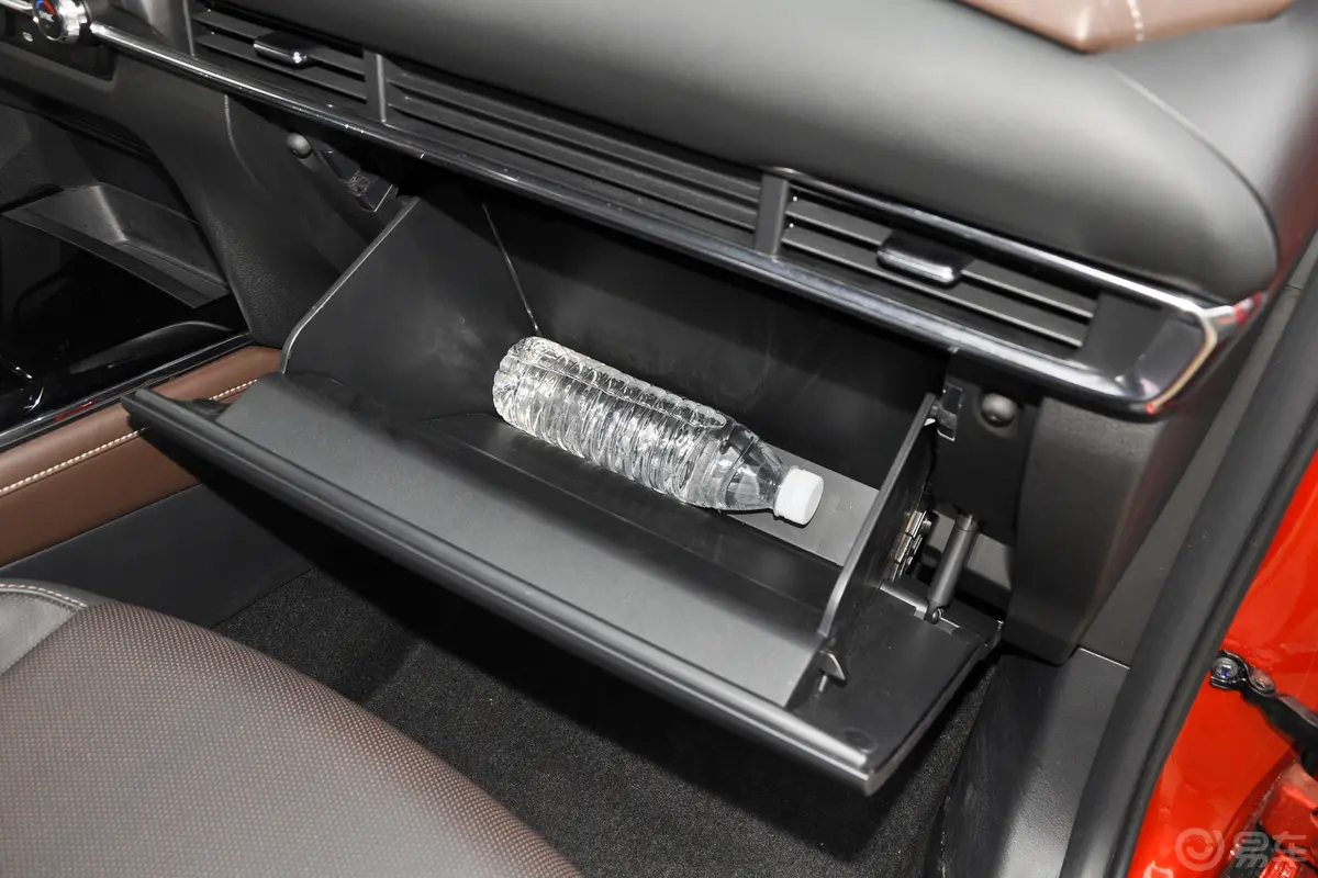 马自达CX-302.0L 自动尊悦型手套箱空间水瓶横置