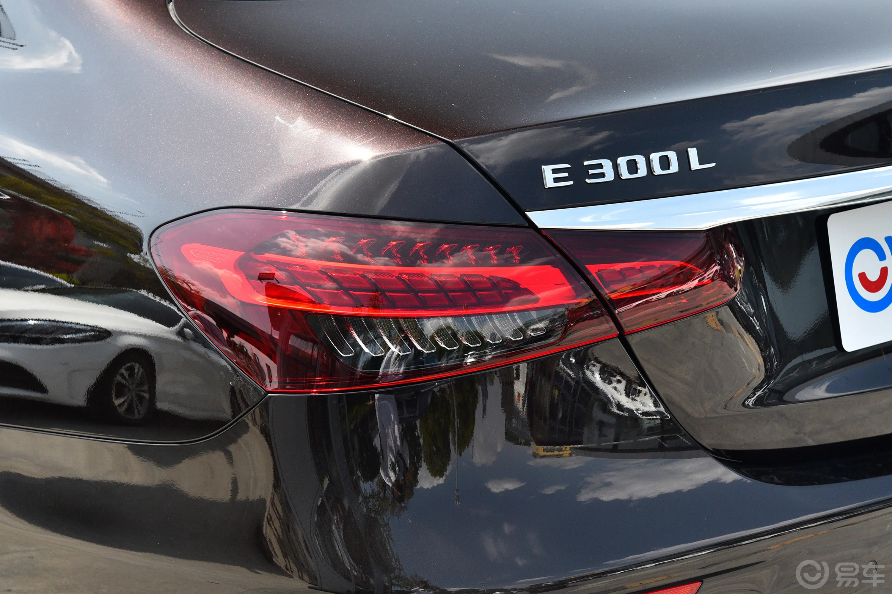 奔驰E级改款 E 300 L 运动时尚型尾灯侧45度俯拍