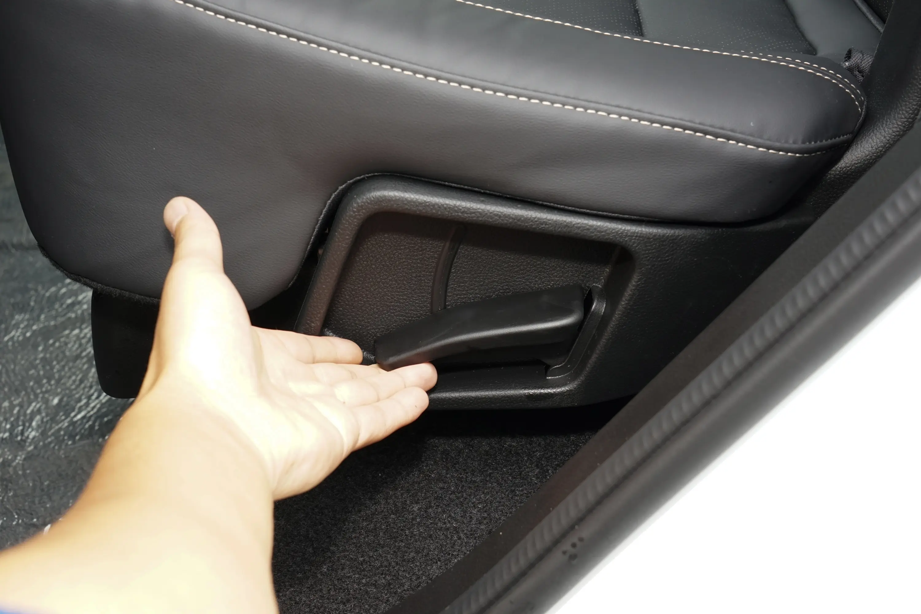 捷途X95改款 1.6T 至尊版 7座后备箱内座椅放倒按钮
