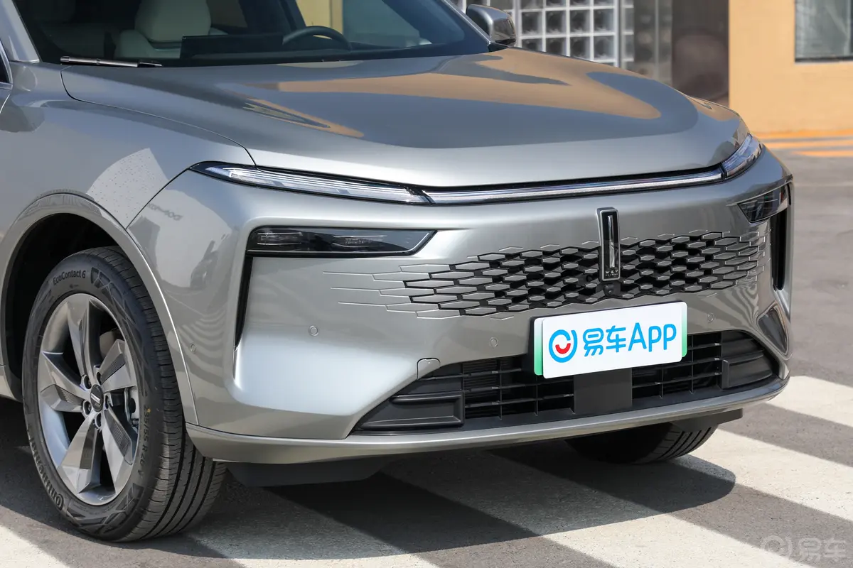 摩卡PHEV1.5T 215km 两驱长续航版前格栅侧俯拍