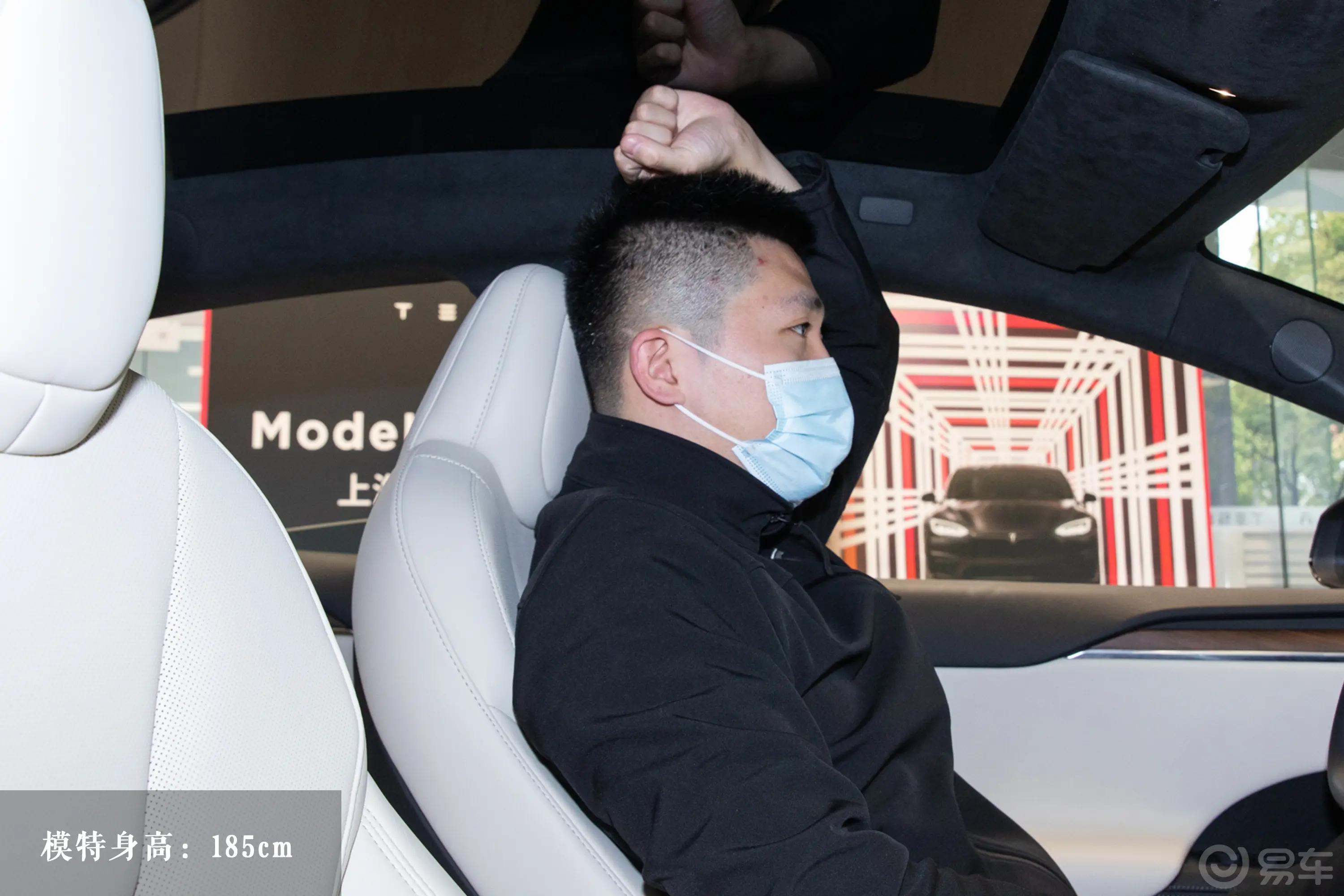 Model S715km 双电机全轮驱动前排头部空间