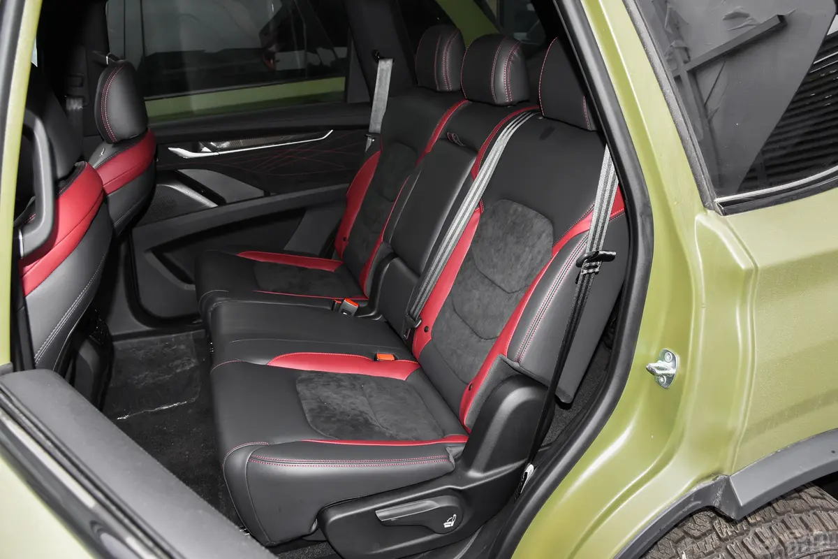 上汽大通MAXUS D90 Pro改款 2.0T 四驱亚马逊版 5座 柴油后排座椅