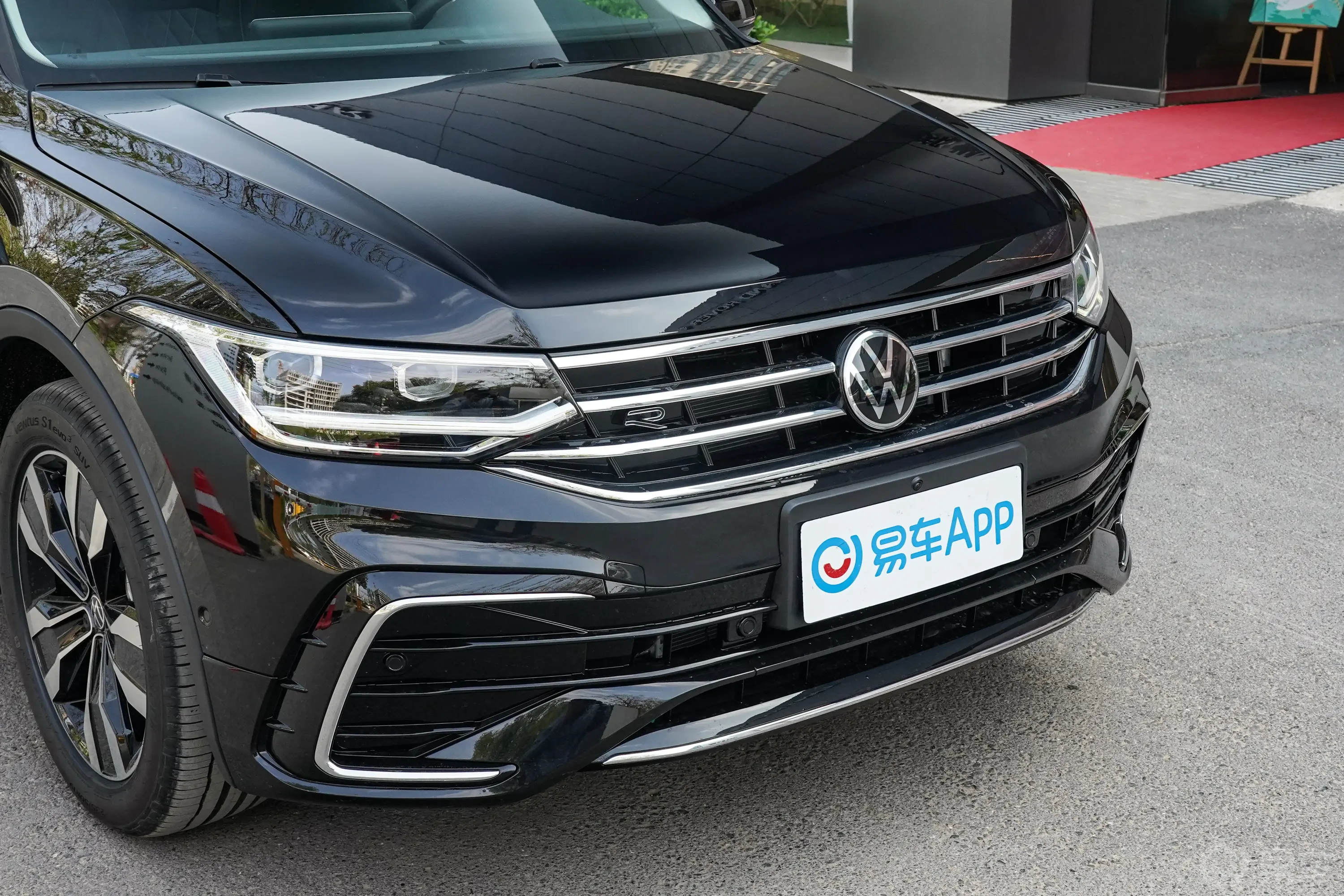 途观L改款 380TSI 四驱R-Line越享版 7座前格栅侧俯拍