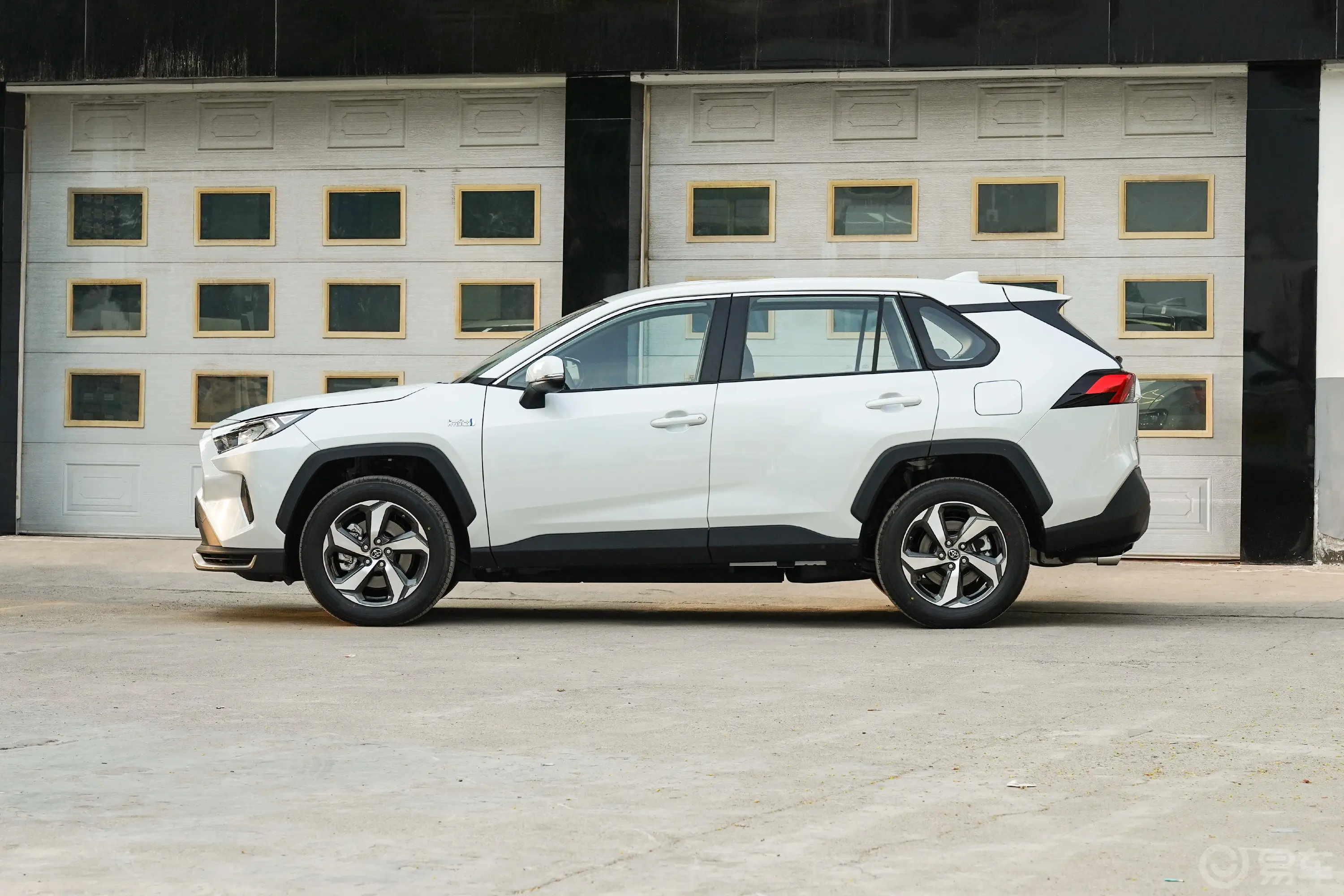 RAV4荣放 双擎E+2.5L 两驱都市Pro正侧车头向左水平