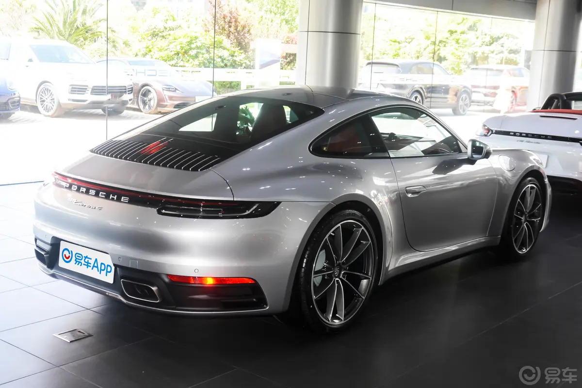 保时捷911Carrera 4 3.0T侧后45度车头向右水平