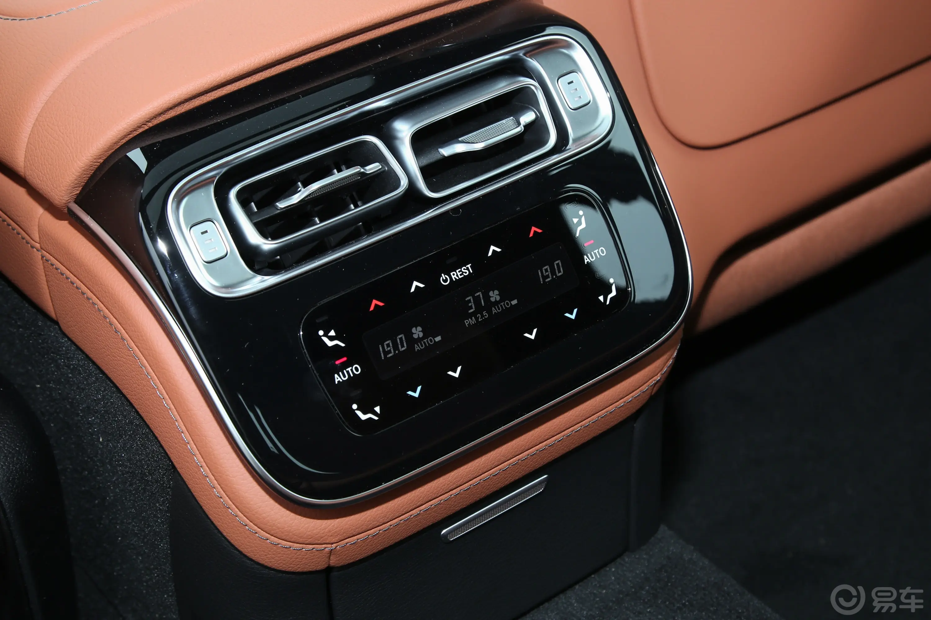 奔驰S级改款 S 400 L 豪华型后排空调控制键