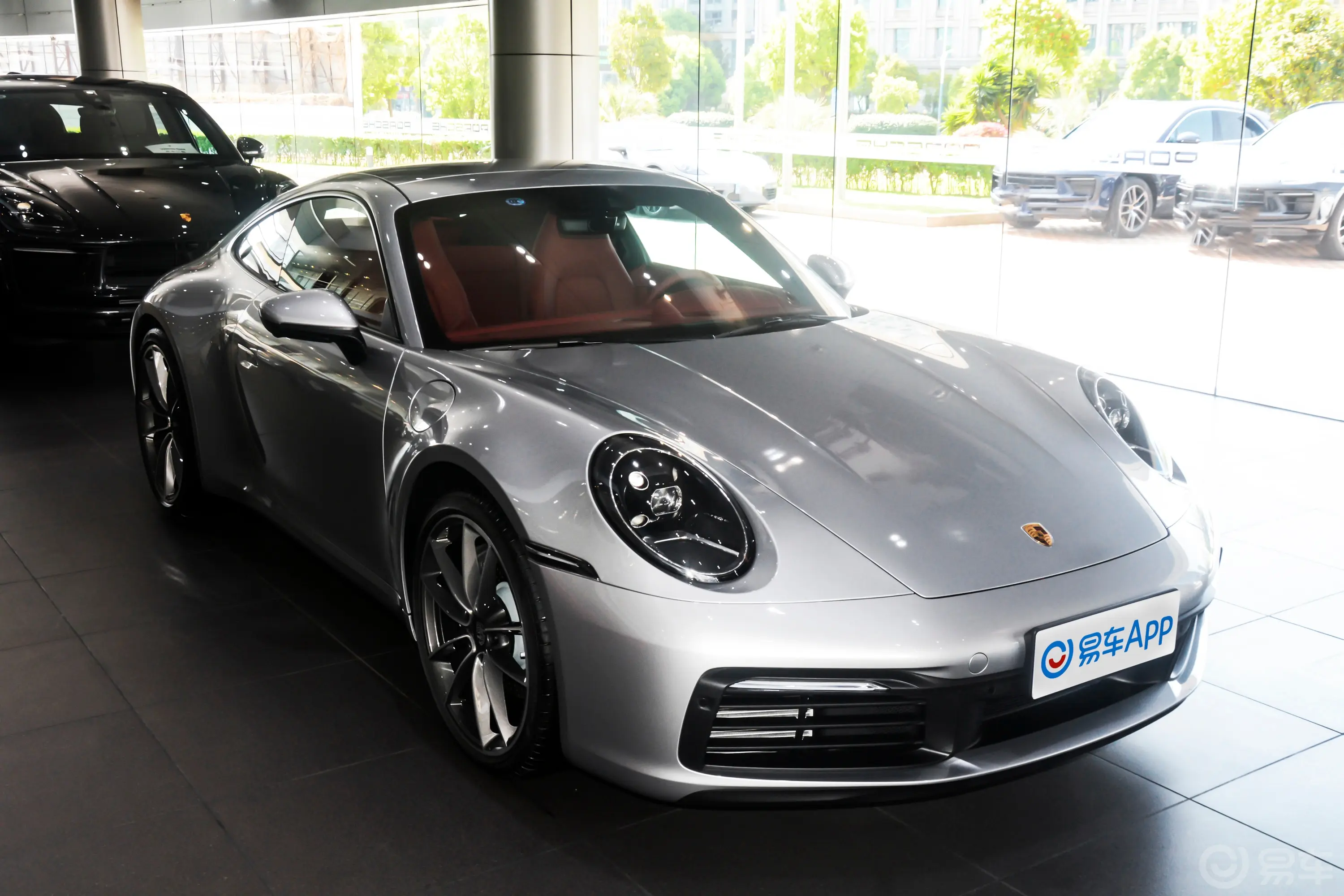 保时捷911Carrera 4 3.0T侧前45度车头向右水平