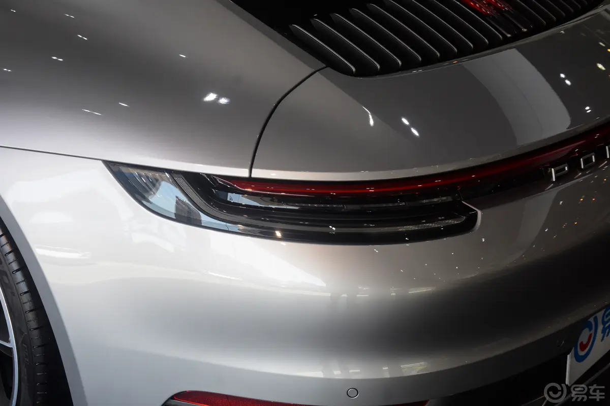 保时捷911Carrera 4 3.0T尾灯侧45度俯拍