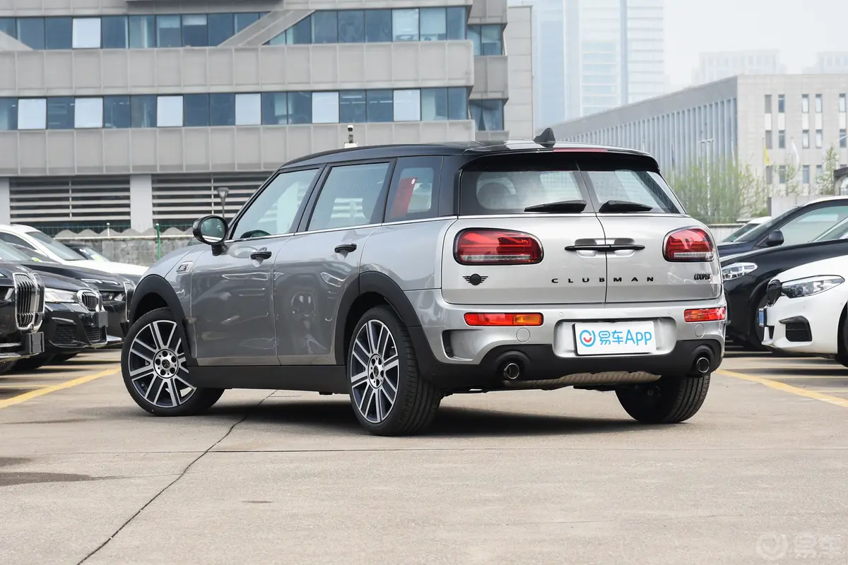 MINI CLUBMAN改款 2.0T COOPER S 鉴赏家侧后45度车头向左水平