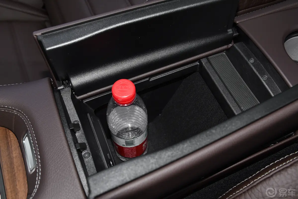 奔驰GLS改款 GLS 450 4MATIC 豪华型前排扶手箱储物格