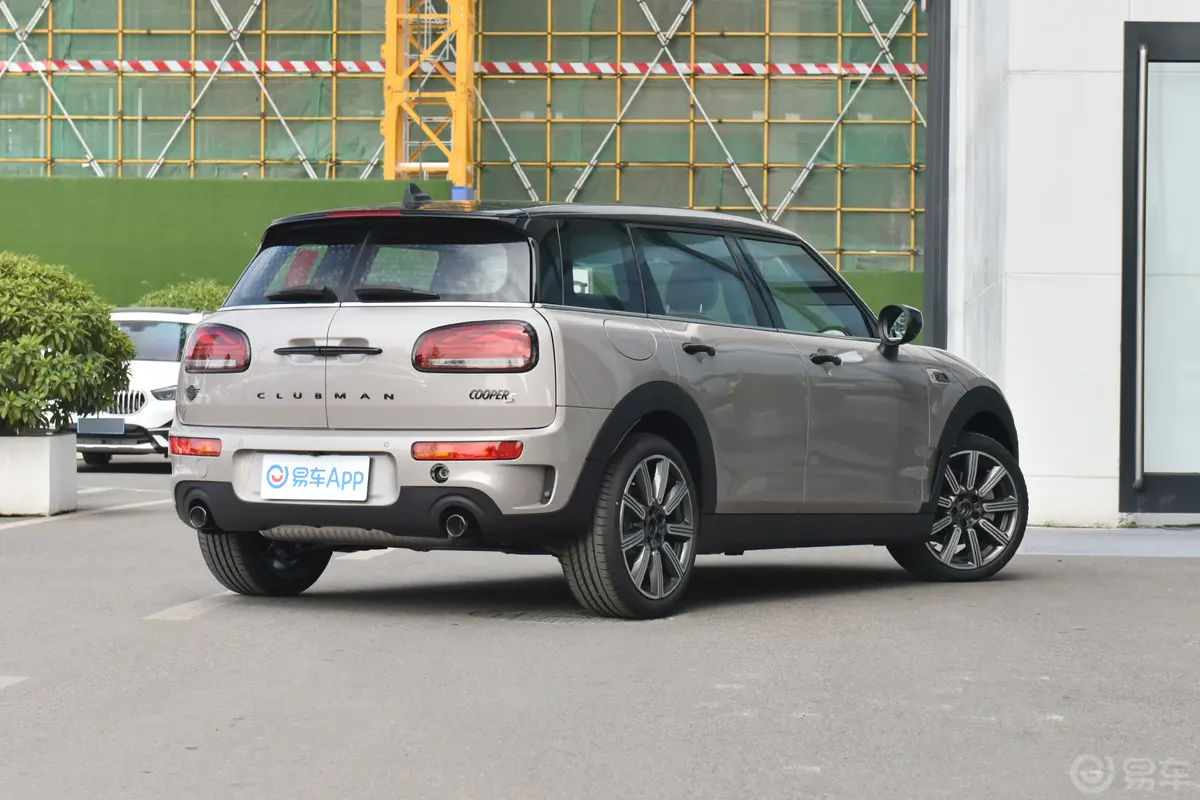 MINI CLUBMAN改款 2.0T COOPER S 鉴赏家侧后45度车头向右水平