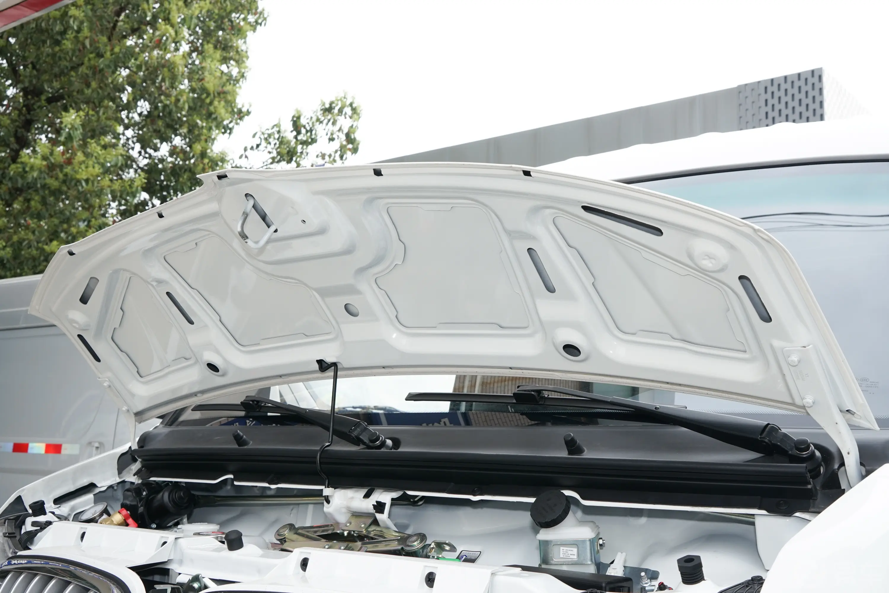金杯小海狮X301.5L 厢货财富型空调版 2/5座 CNG发动机舱盖内侧