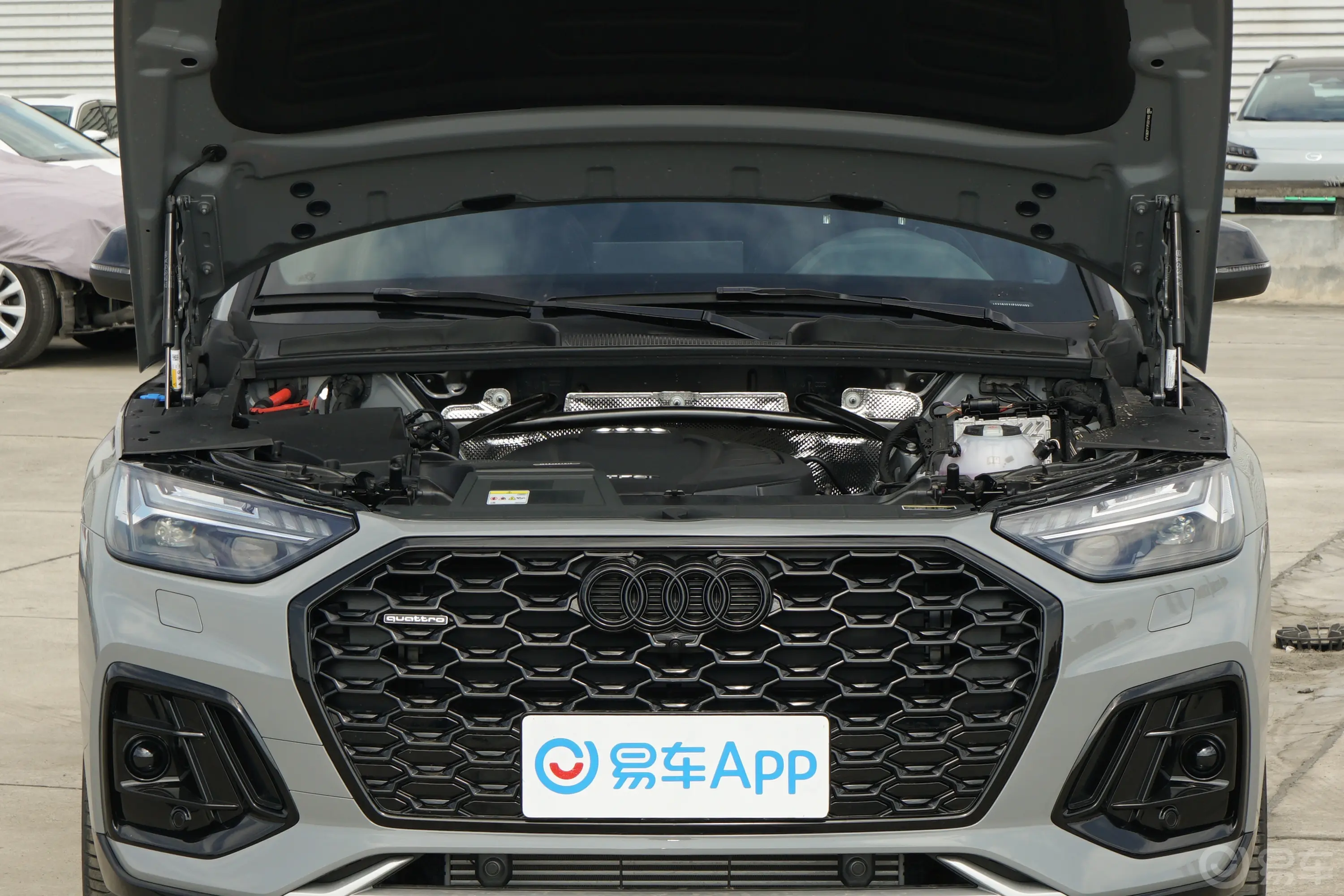 奥迪Q5L Sportback改款 45 TFSI 臻选型发动机舱整体