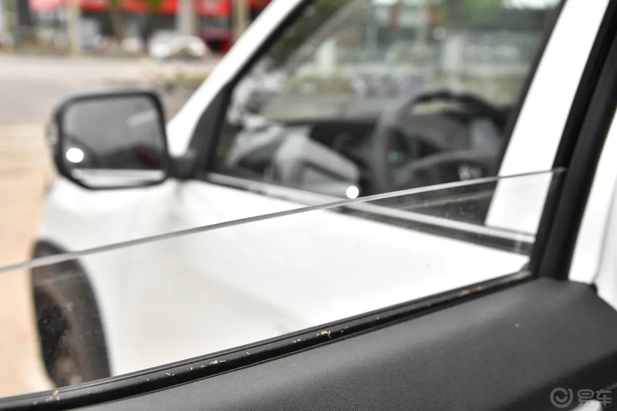 览拓者2.0T 自动两驱标箱领航型 汽油后排玻璃材质特写
