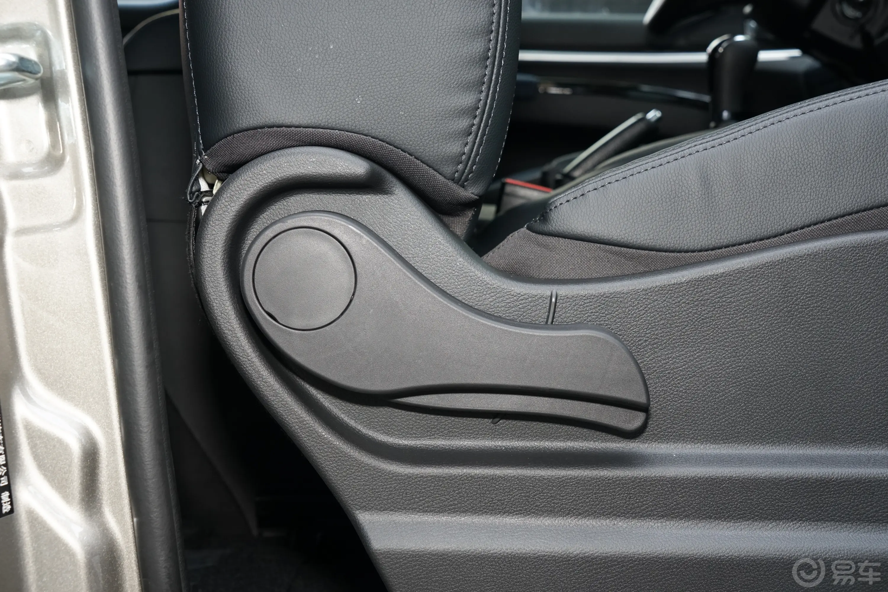 菱智M5L 1.6L 豪华型 7座副驾座椅调节