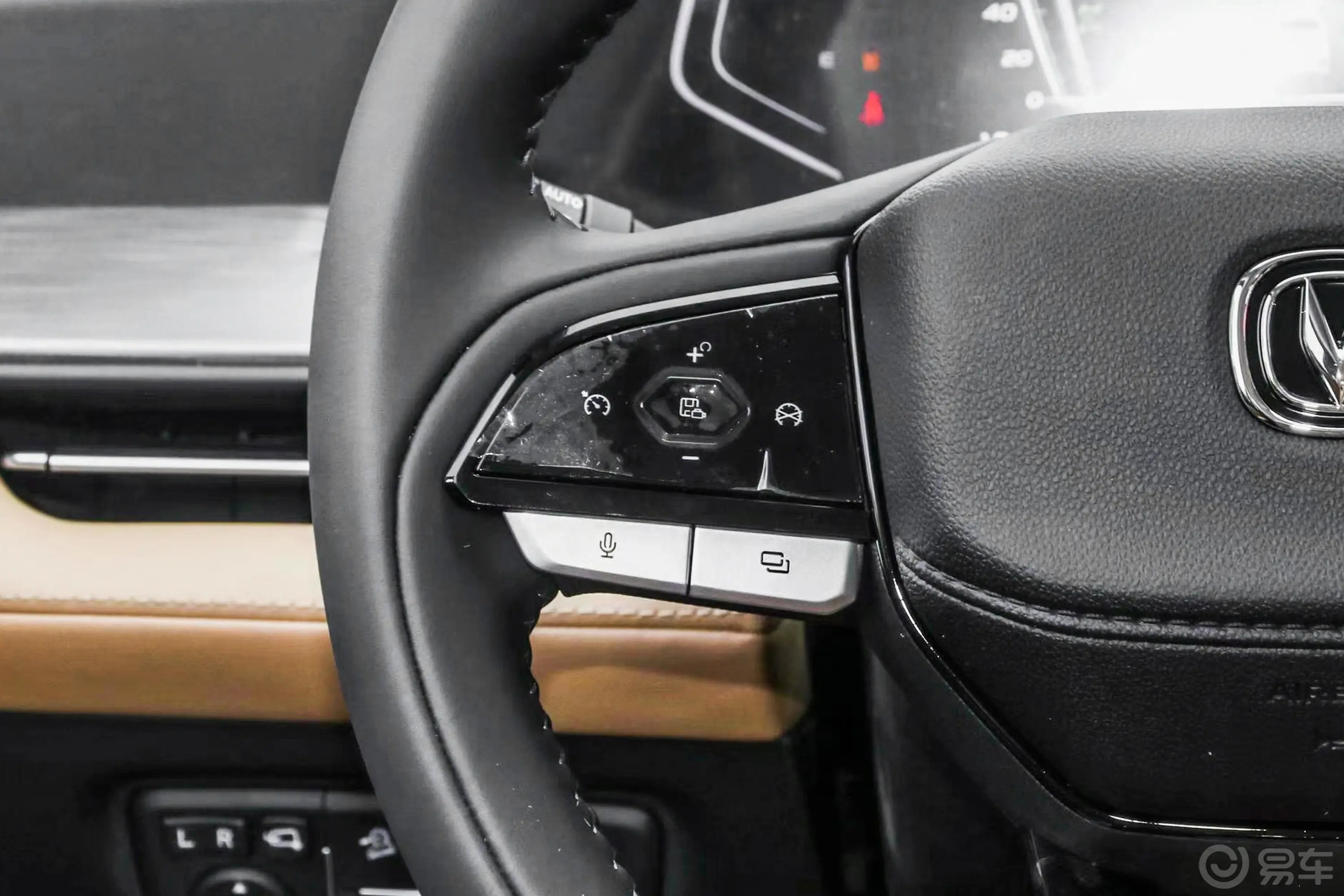 览拓者2.0T 自动两驱标箱领航型 汽油左侧方向盘功能按键