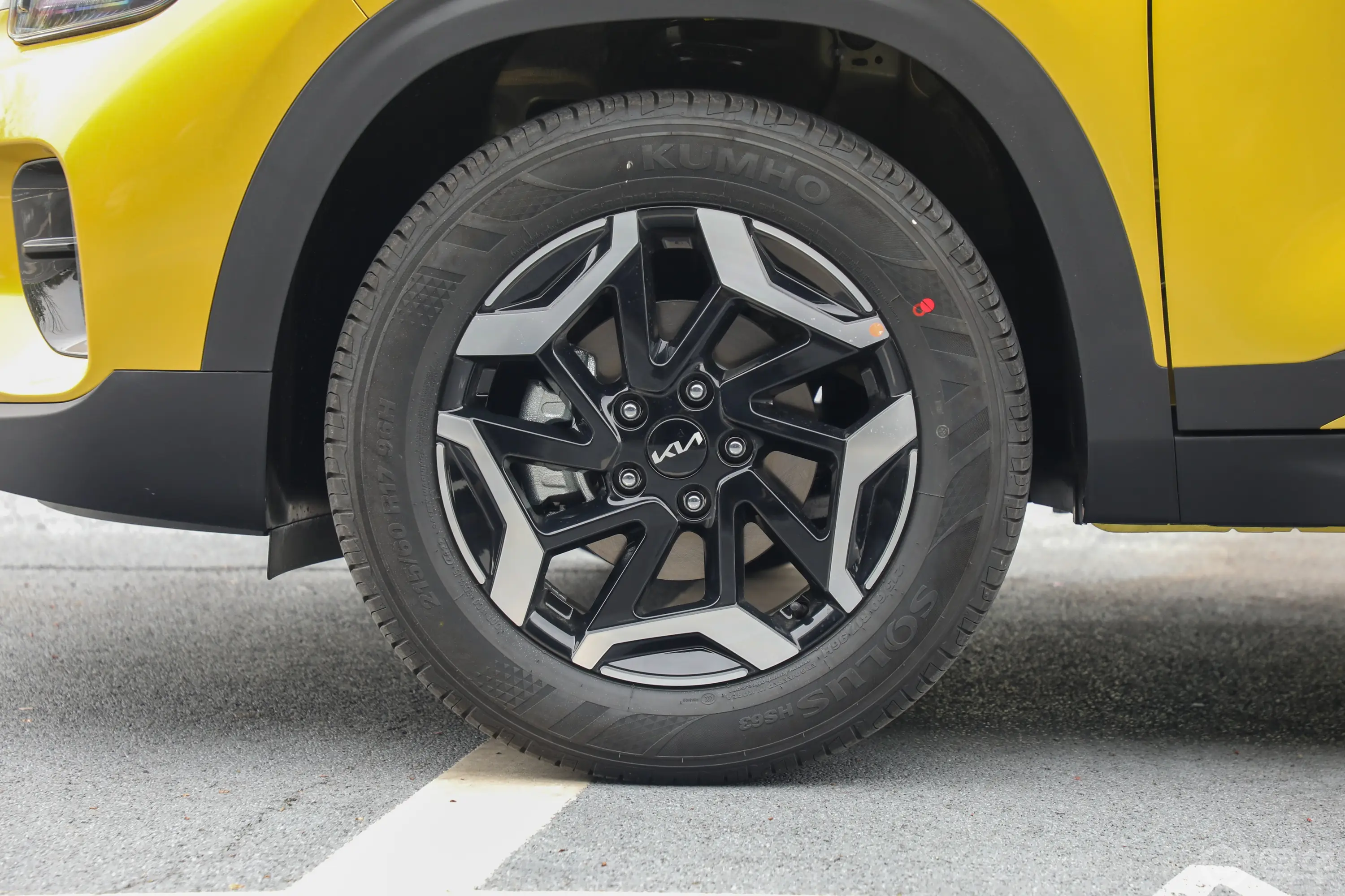 赛图斯1.5L CVT尊贵版前轮毂造型