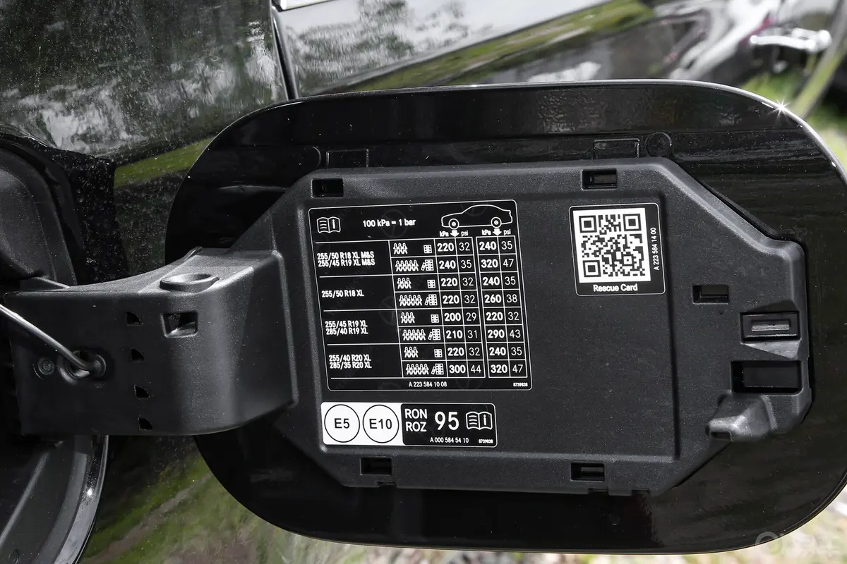 奔驰S级改款 S 400 L 商务型胎压信息铭牌