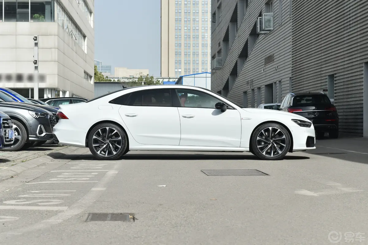 奥迪A7L55 TFSI quattro S-line 志远型 曜黑套装正侧车头向右水平