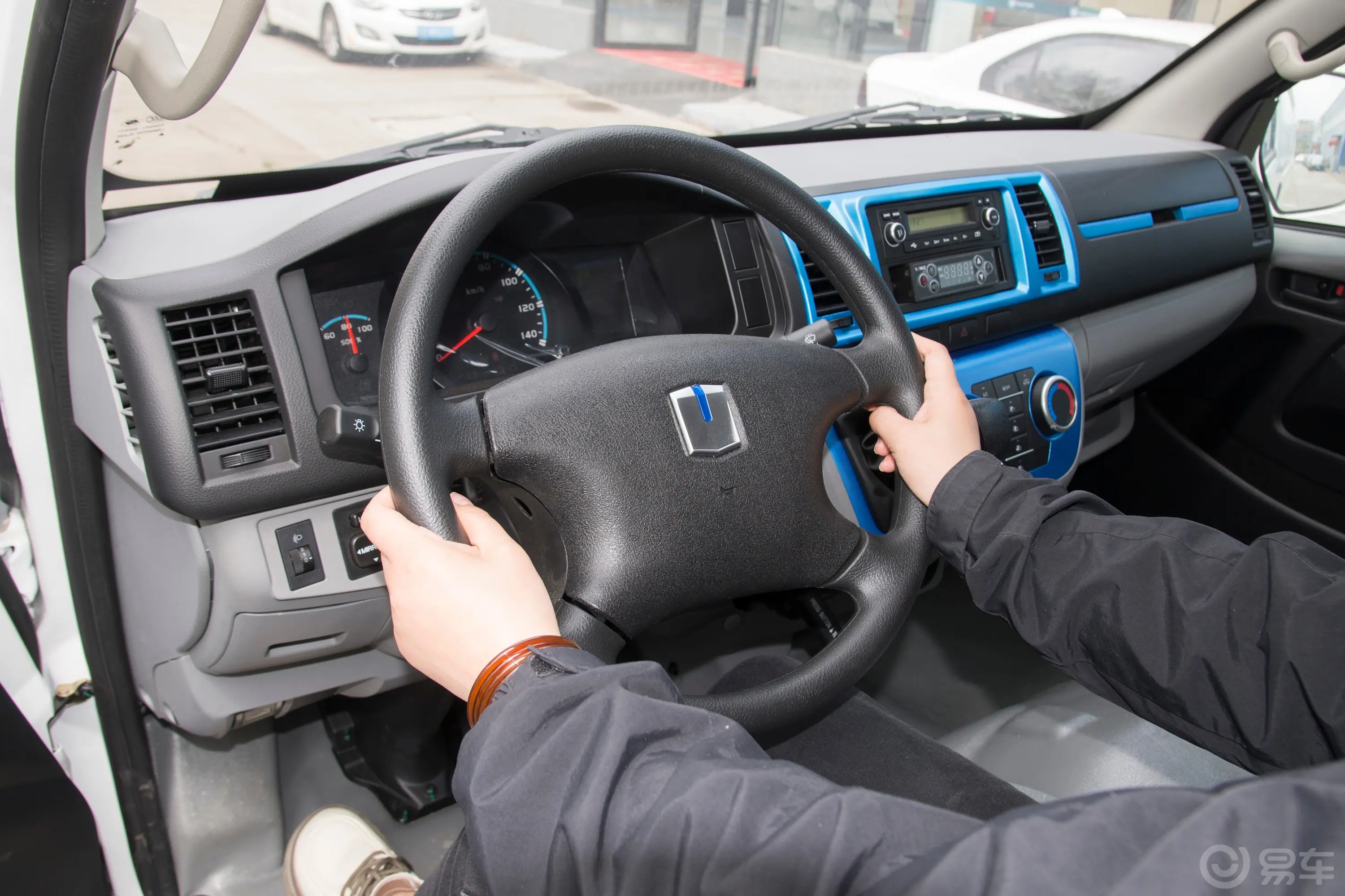 远程E6270km 冷藏车标准版主驾驶位