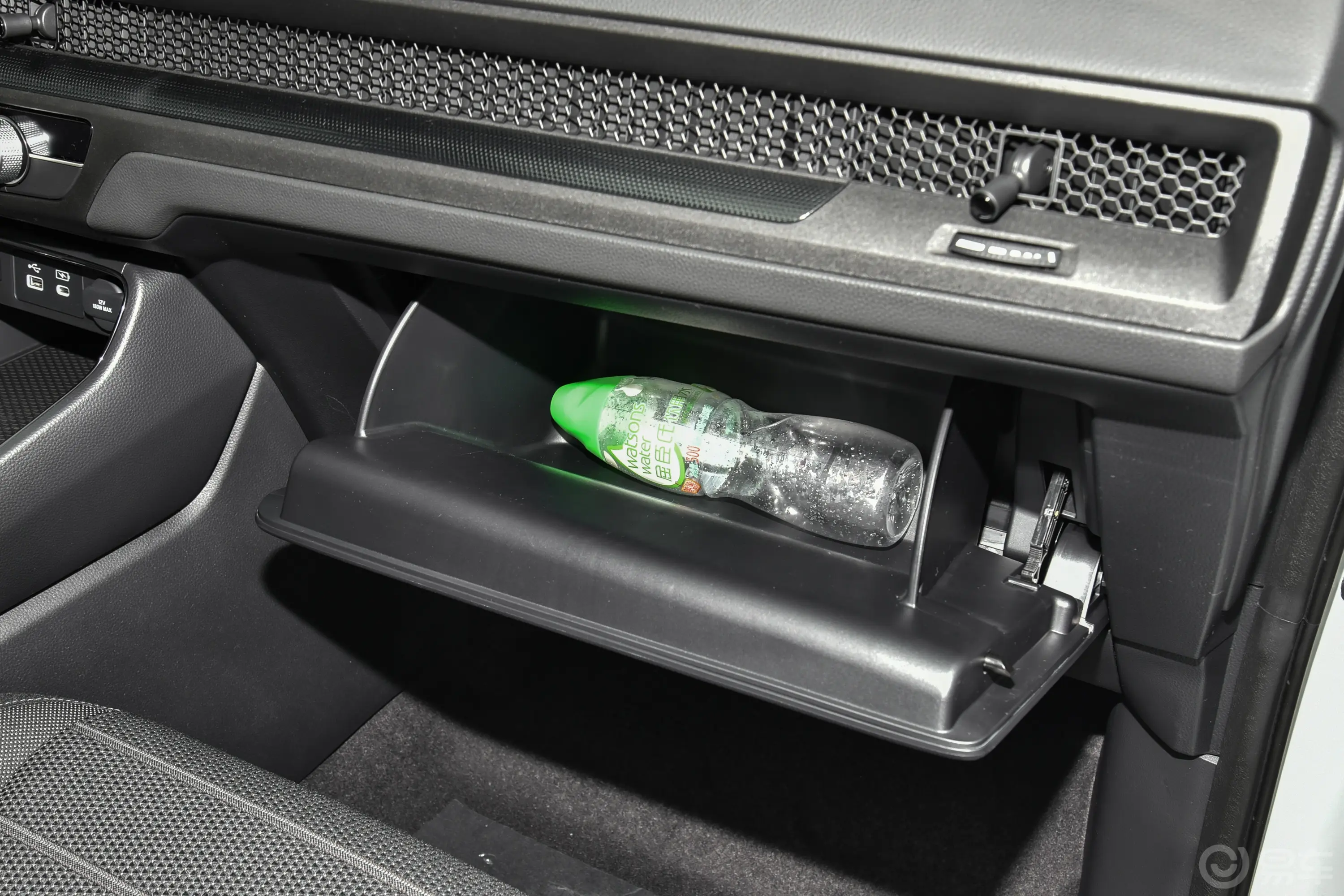 本田CR-V e:PHEV2.0L 73km 领创版手套箱空间水瓶横置