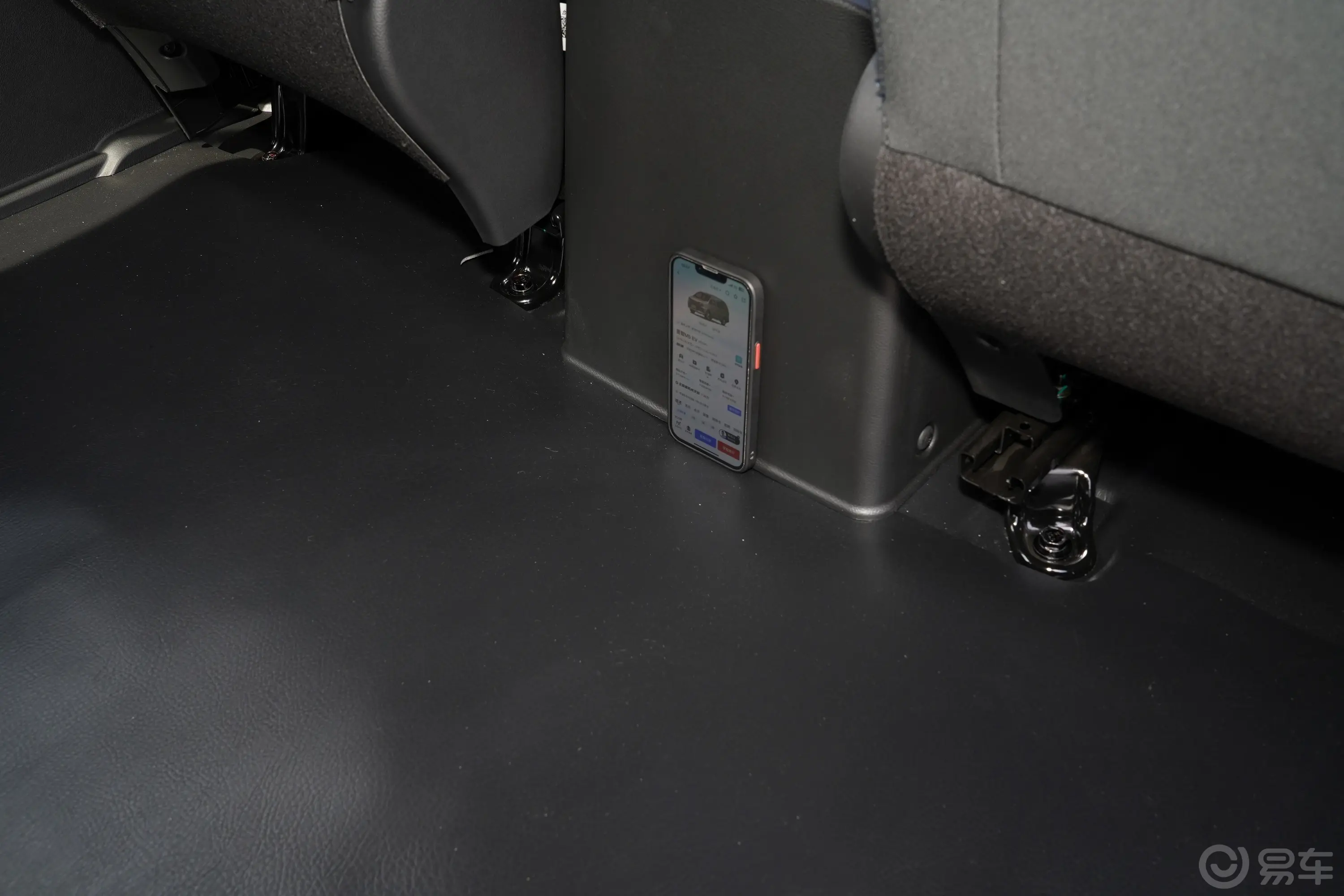 菱智M5 EV客运版 401km 标准型 7座后排地板中间位置