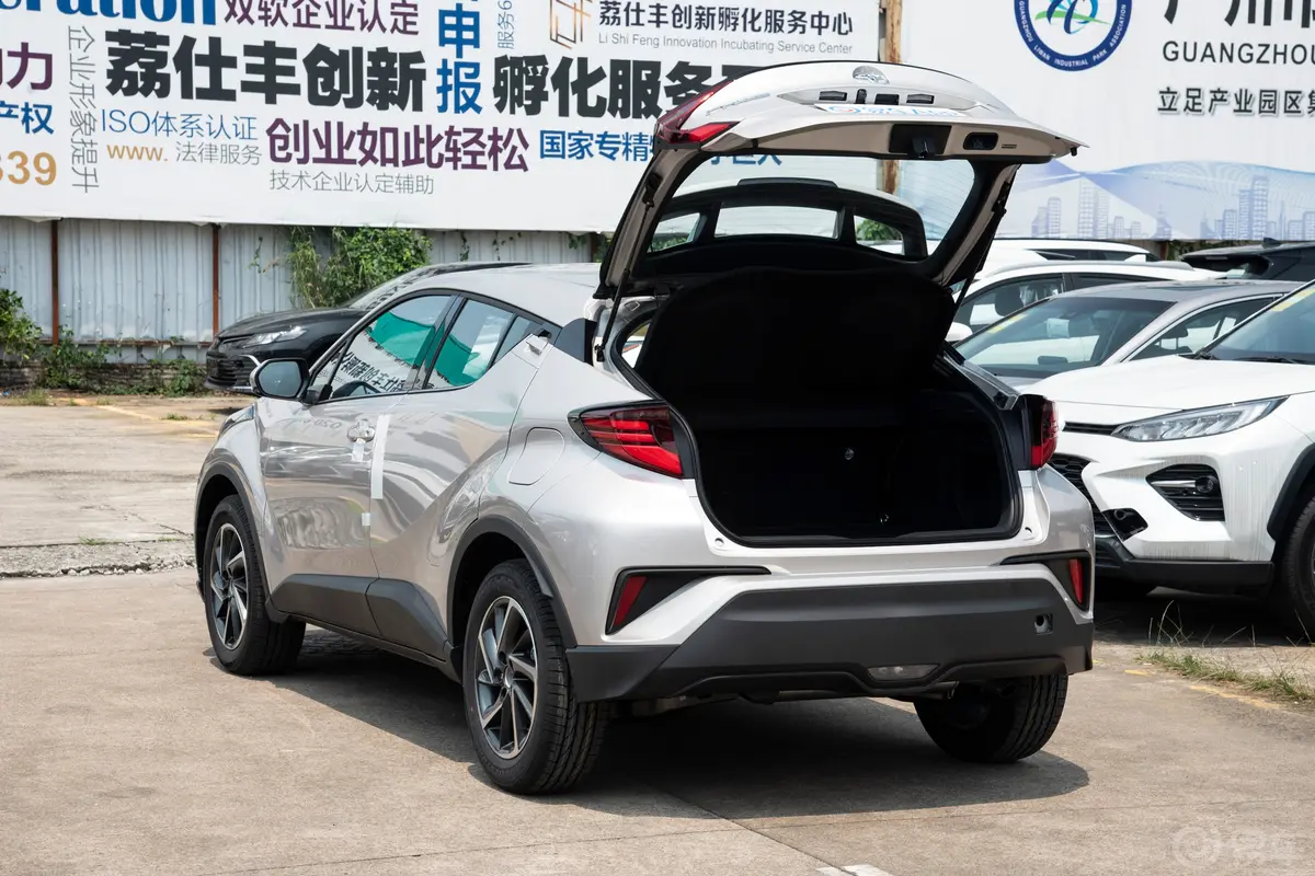 丰田C-HR2.0L 豪华版后备厢开启45度侧拍