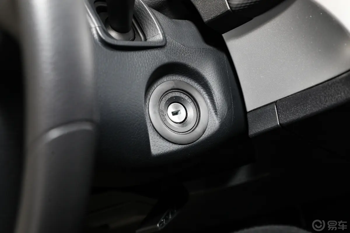 大通G10改款 2.0T 手动多功能版 柴油 7座钥匙孔或一键启动按键