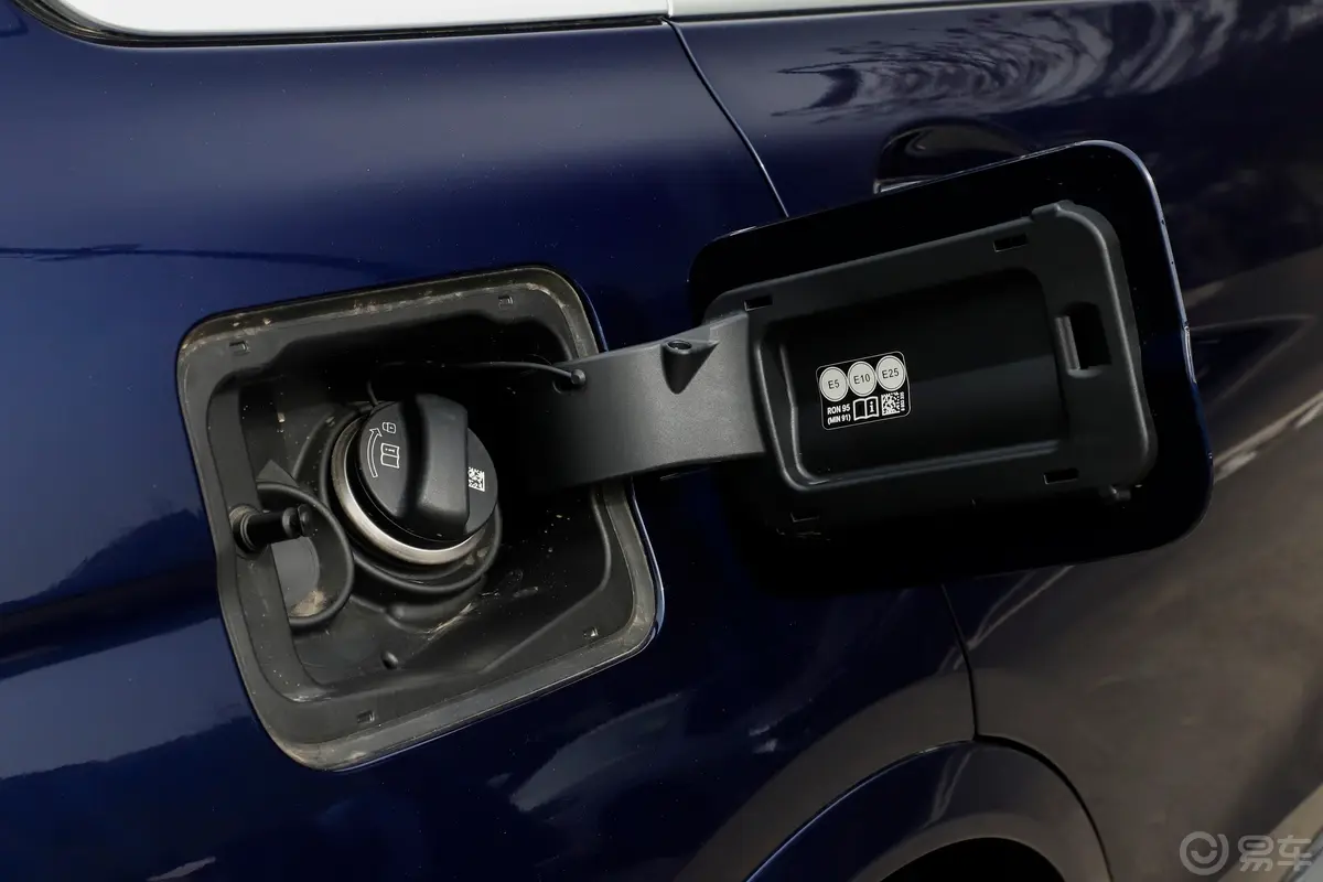 宝马X7xDrive40i 尊享型 M运动套装油箱盖