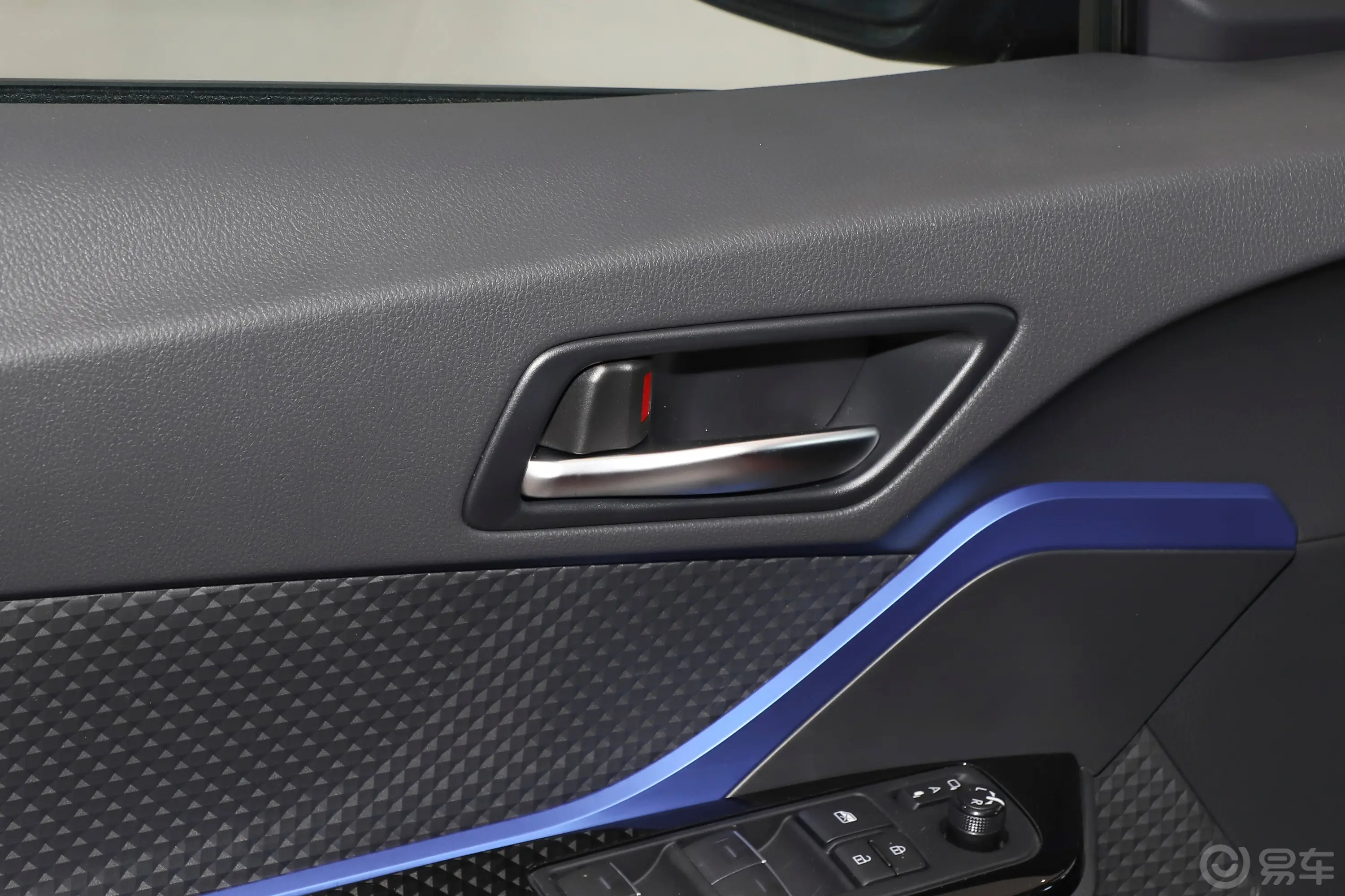 丰田C-HR2.0L 豪华版主驾驶位