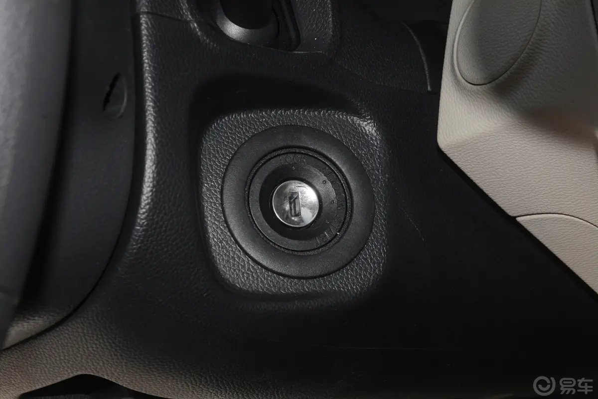 新途V90改款 智达 2.0T 手动后驱单胎长轴高顶 9座钥匙孔或一键启动按键
