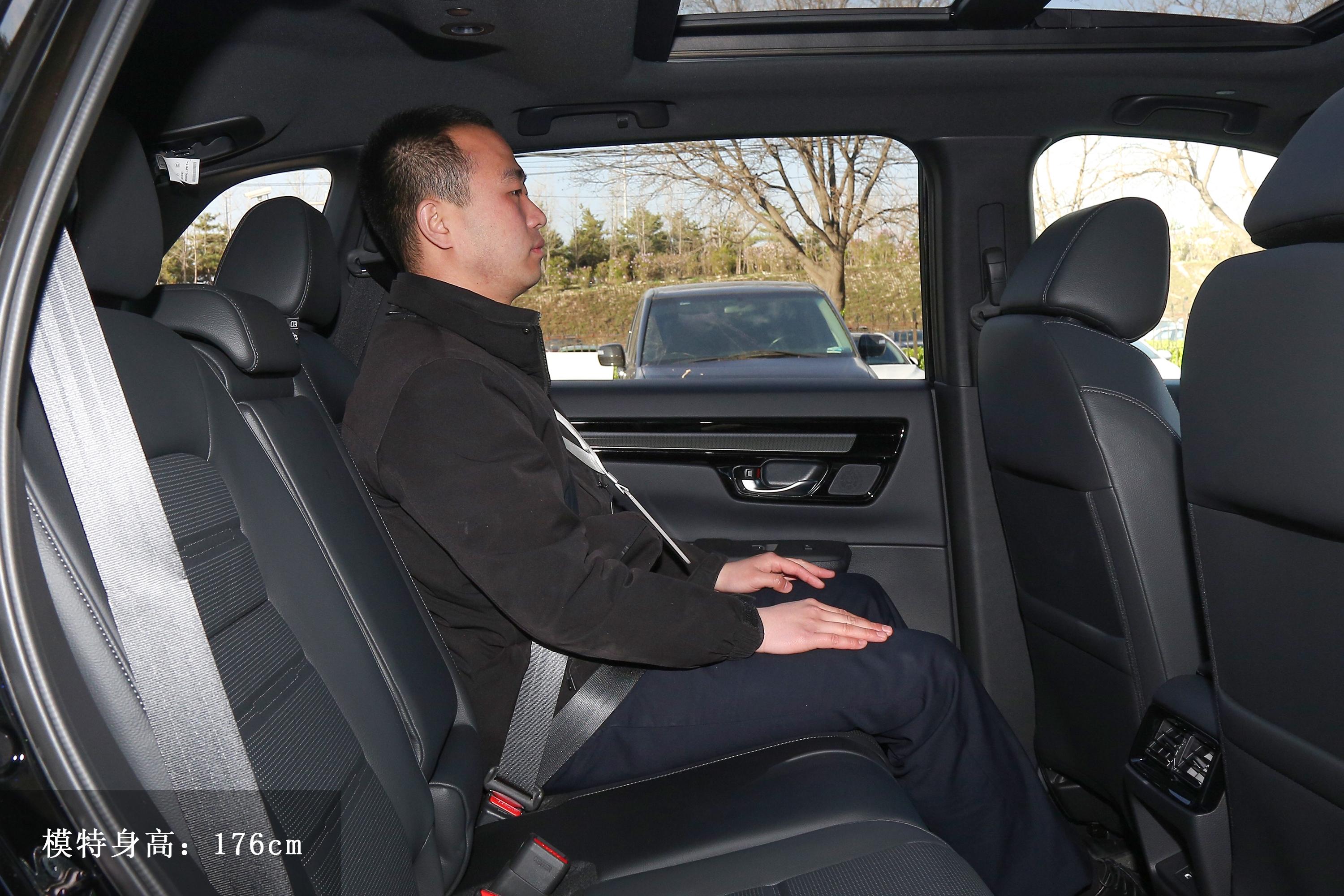 【本田CR-V e:PHEV2.0L 73km 领越版后排空间体验图片-汽车图片大全】-易车
