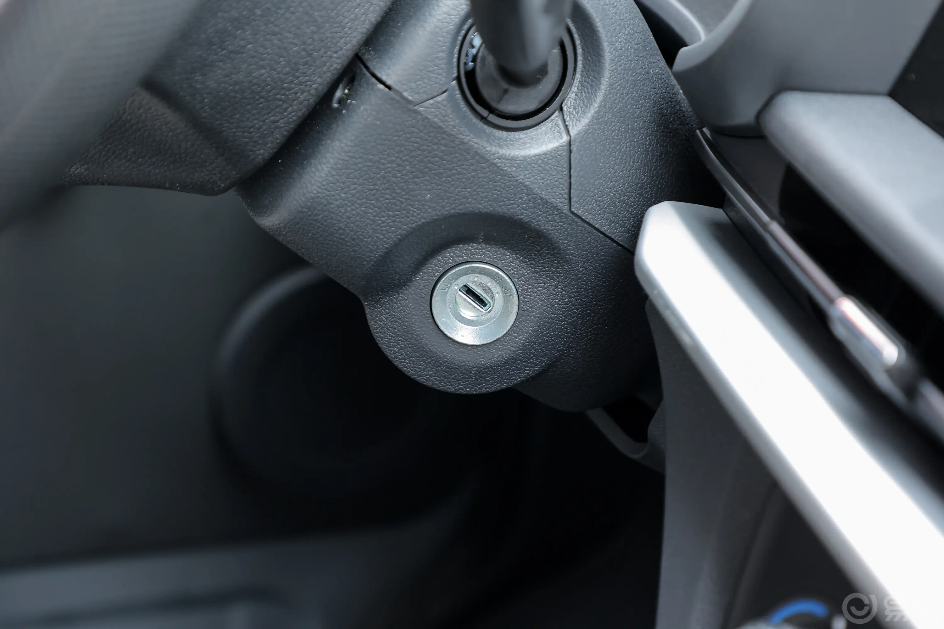 长安星卡1.5L 双排2.55米载货汽车标准型钥匙孔或一键启动按键
