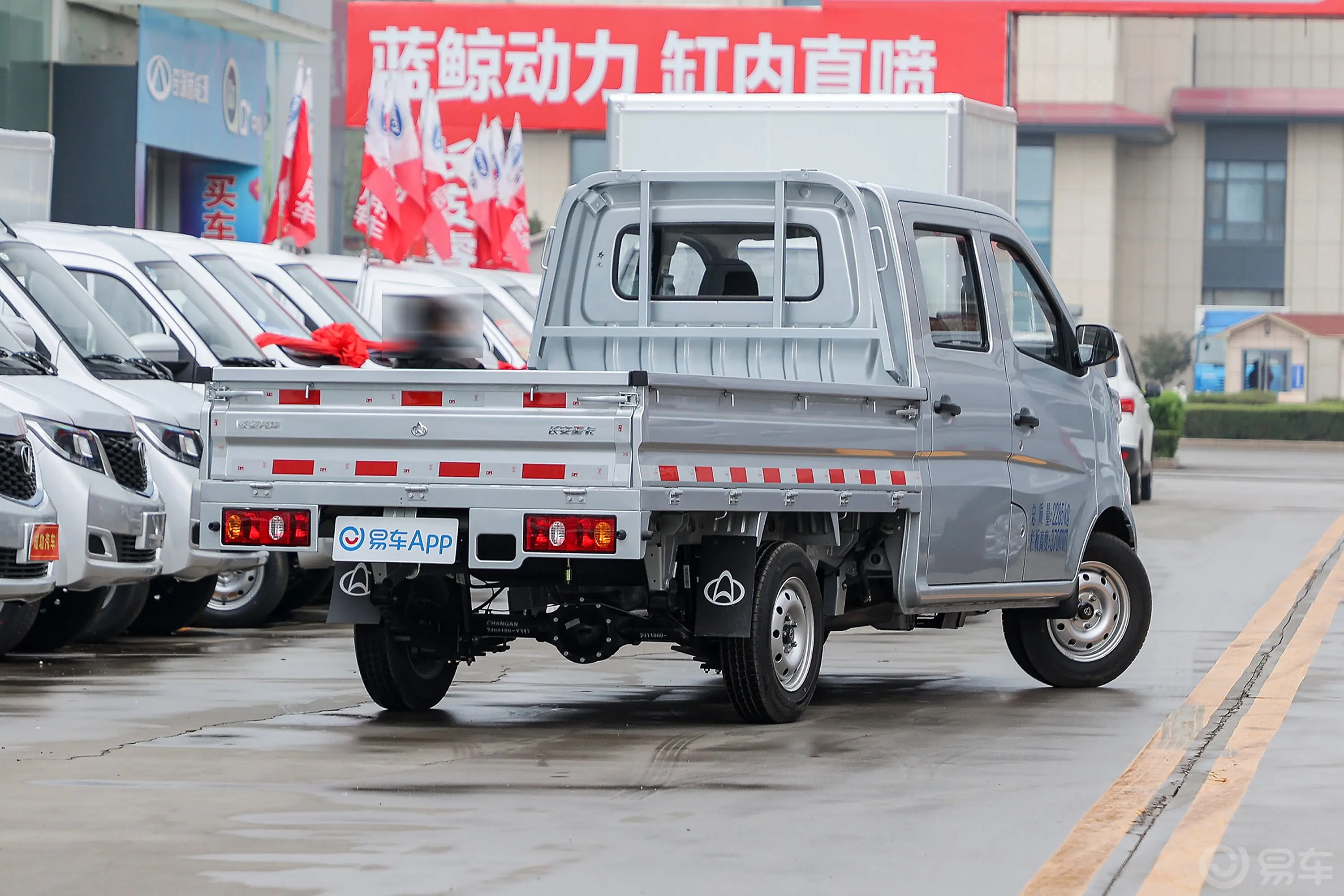 长安星卡1.5L 双排2.55米载货汽车标准型侧后45度车头向右水平