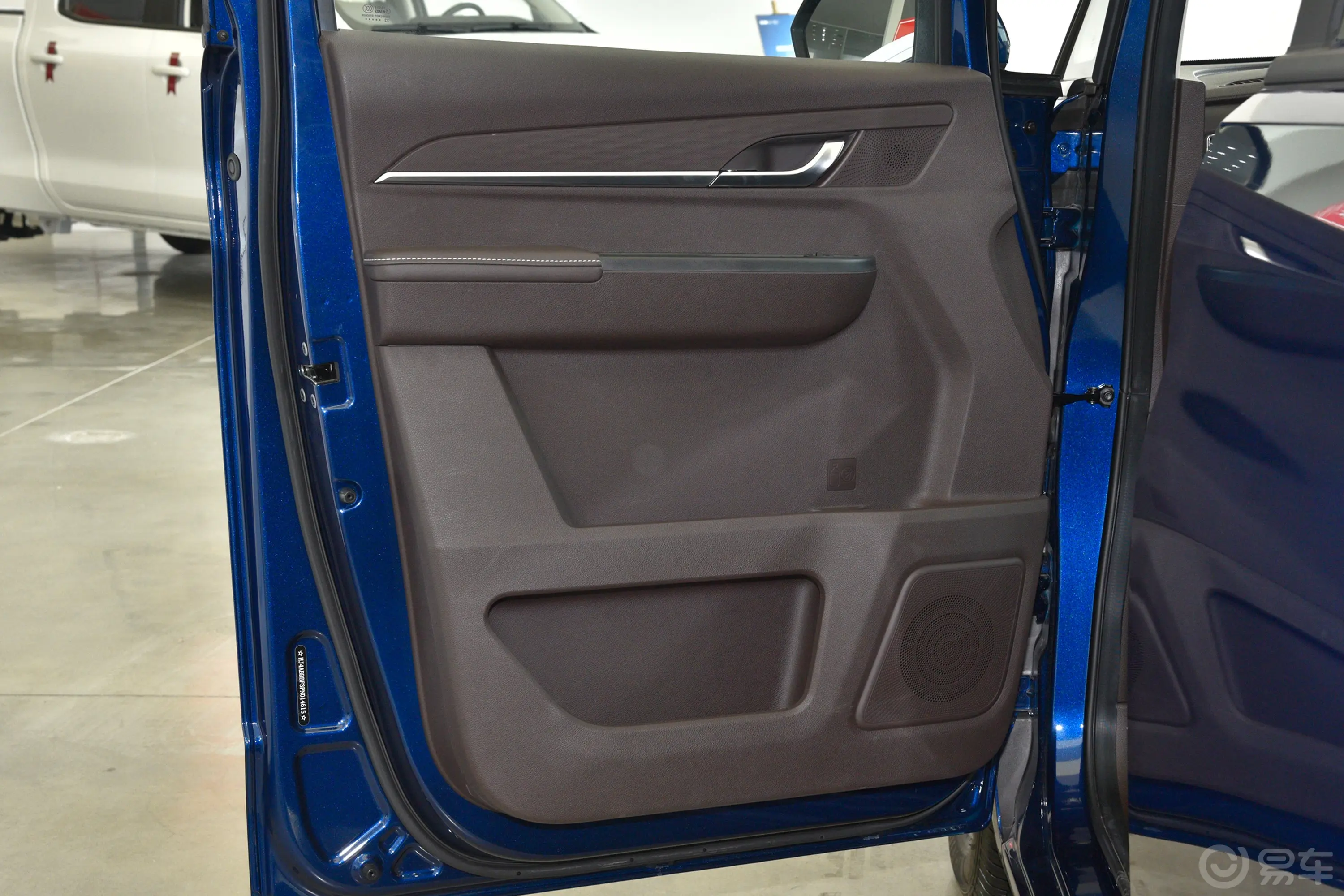 锐胜王牌M71.6L 手动长轴商务版 9座主驾驶位