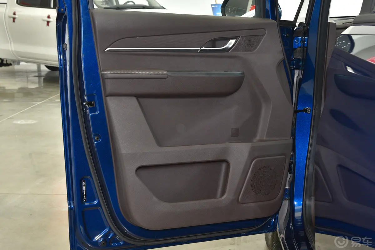 锐胜王牌M71.6L 手动长轴商务版 9座主驾驶位