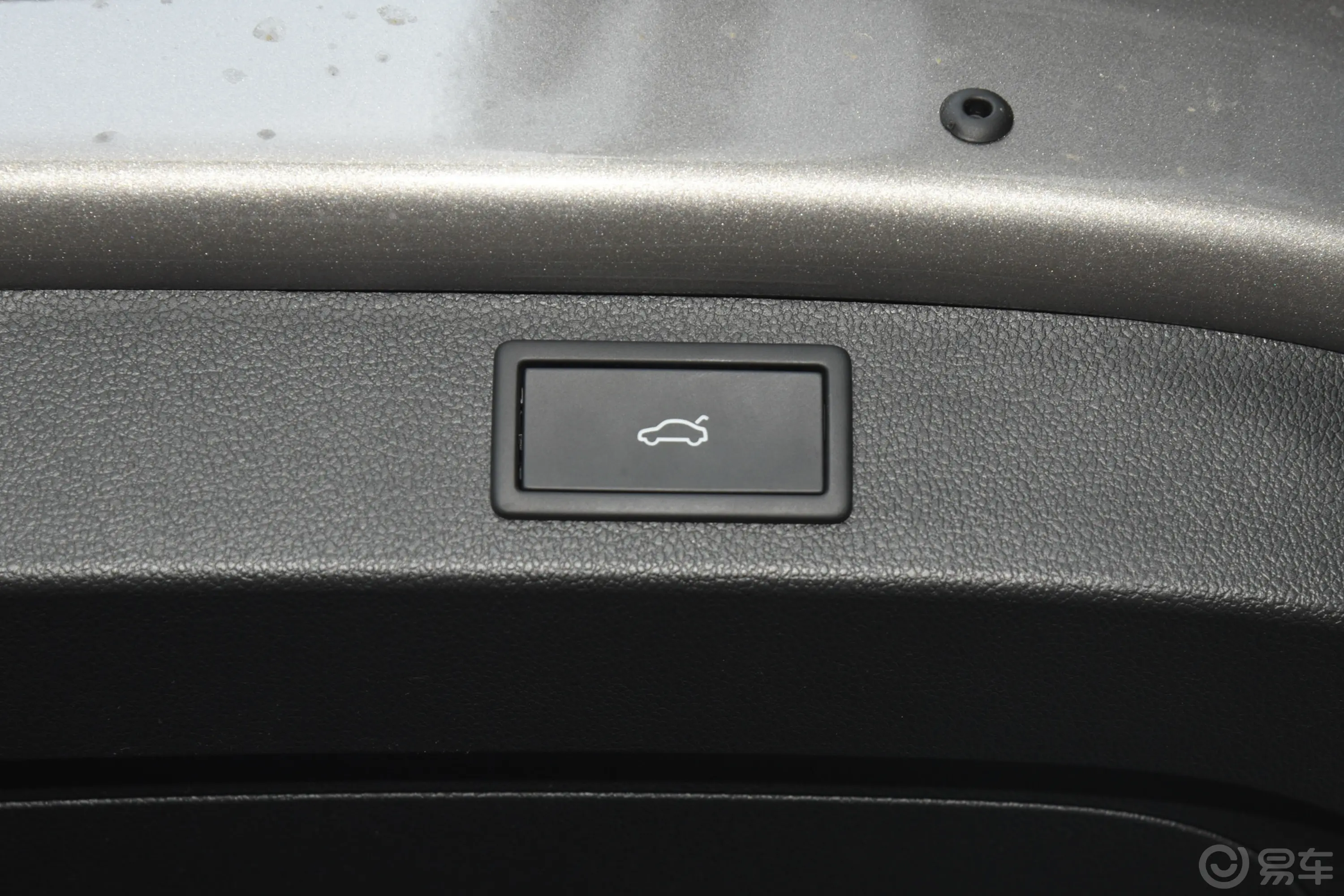 柯迪亚克改款 TSI330 两驱奢享版 5座电动尾门按键（手动扶手）