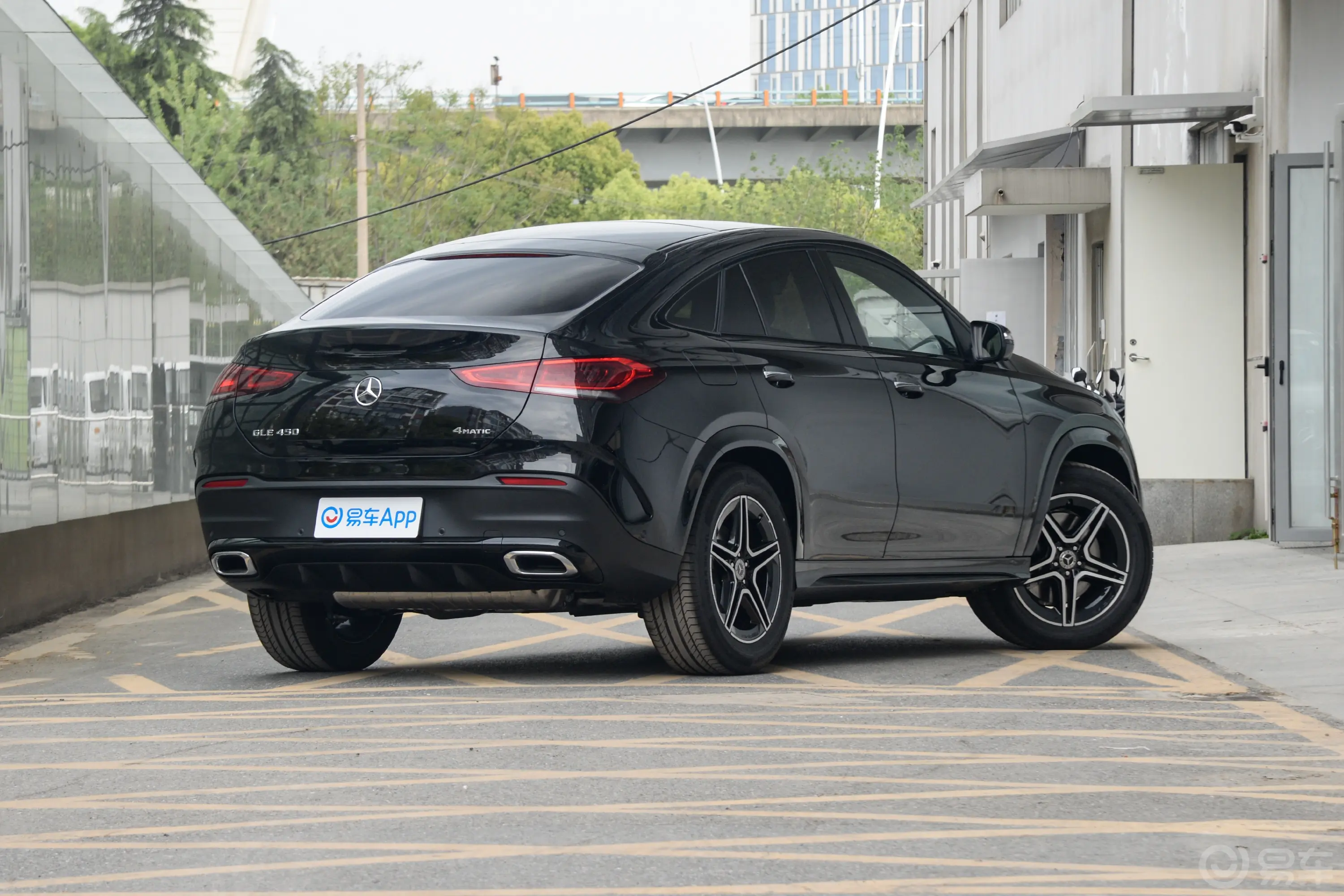 奔驰GLE轿跑GLE 450 4MATIC 轿跑SUV 时尚型侧后45度车头向右水平