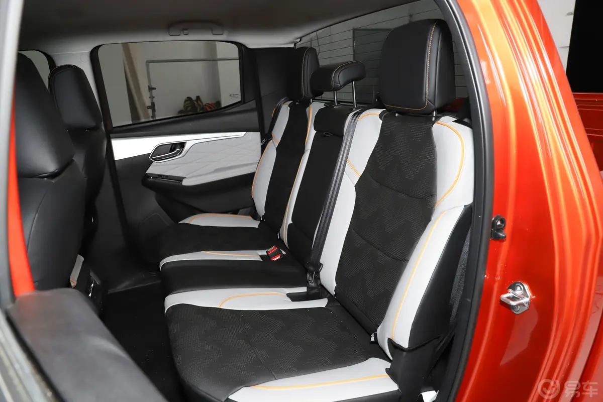 D-MAXV-CROSS 1.9T 自动四驱引领型后排座椅