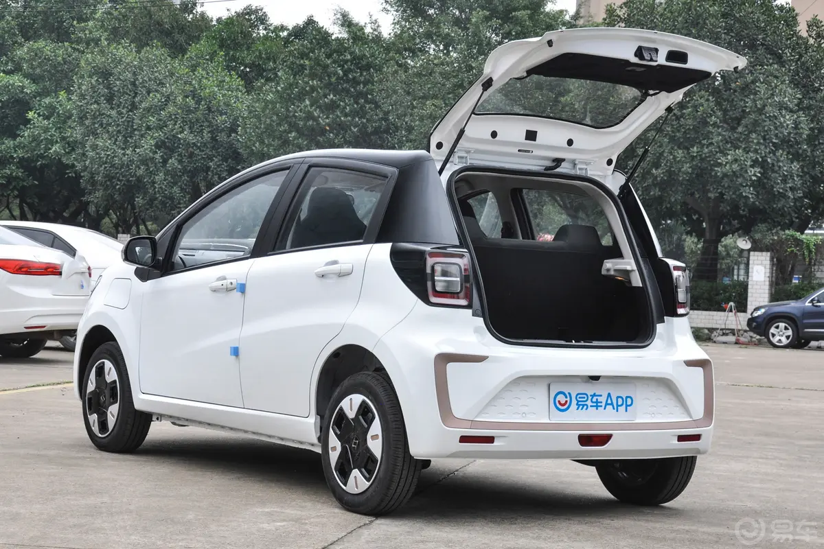 花仙子200km 薰衣草 30kW 4座后备厢开启45度侧拍