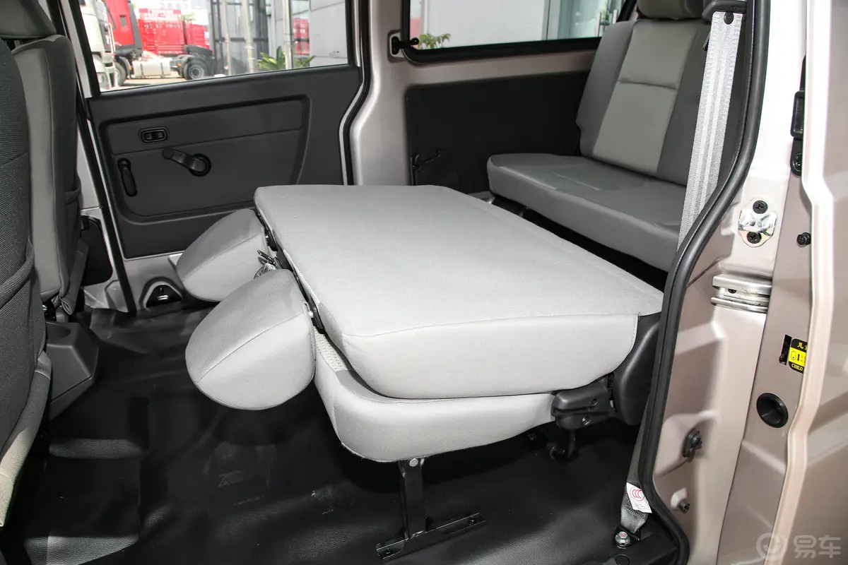 金杯小海狮X301.5L 客车财富型无空调版 5/6/7座 CNG后排空间
