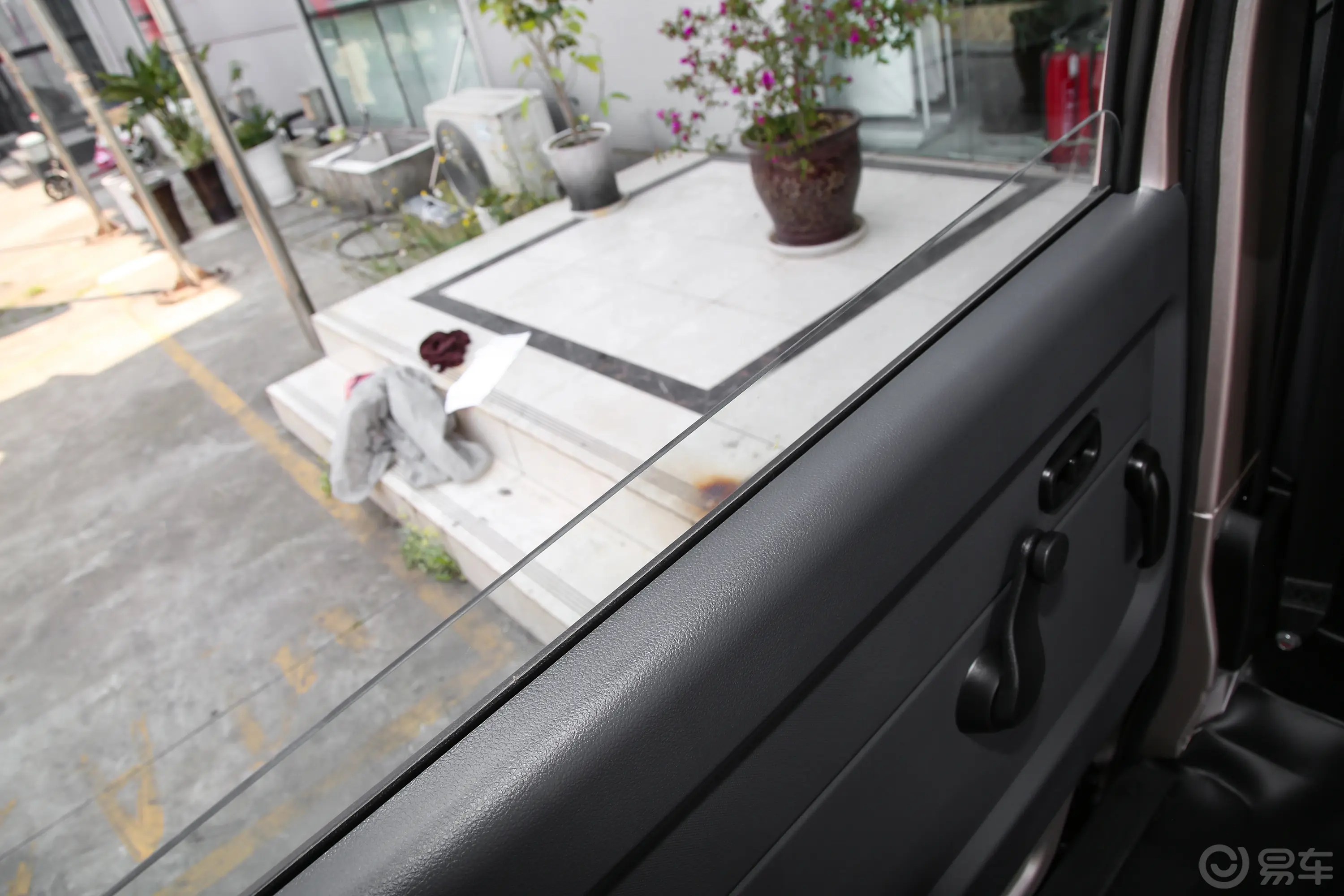 金杯小海狮X301.5L 客车财富型无空调版 5/6/7座 CNG后排玻璃材质特写