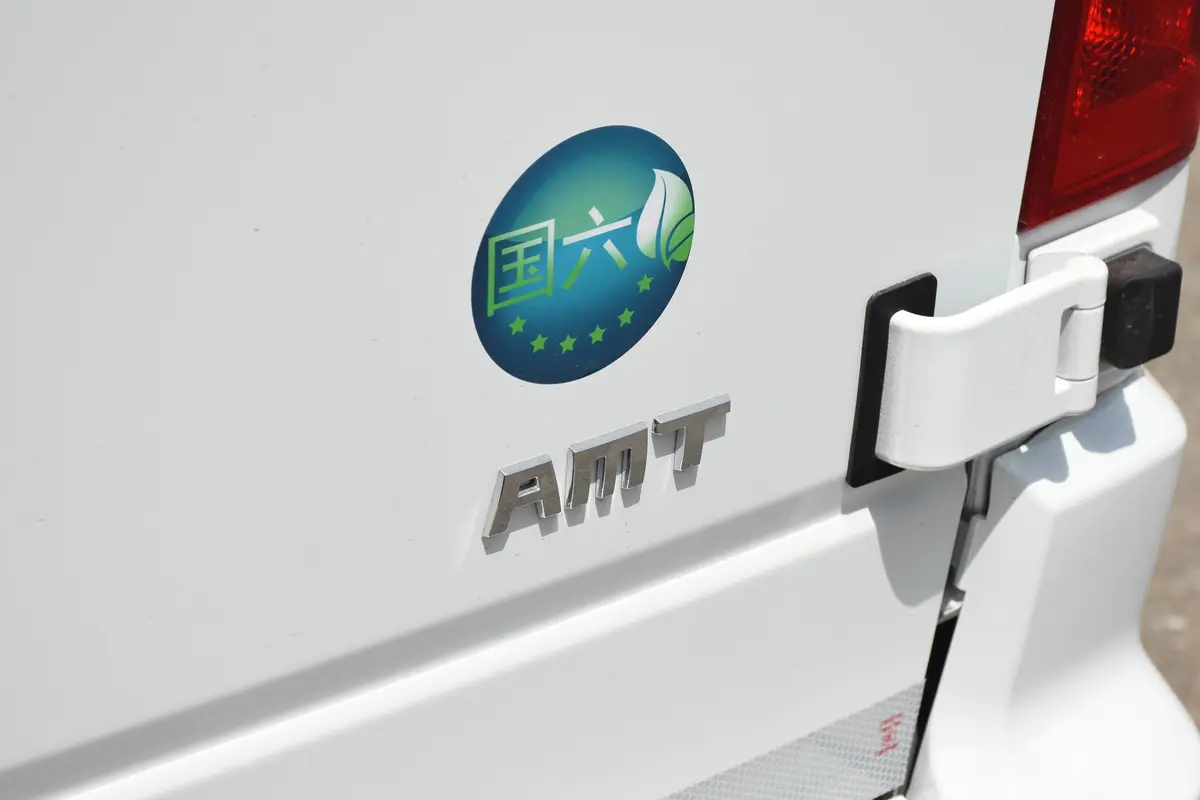 新途V80城配王 2.0T AMT长轴中顶 3座外观