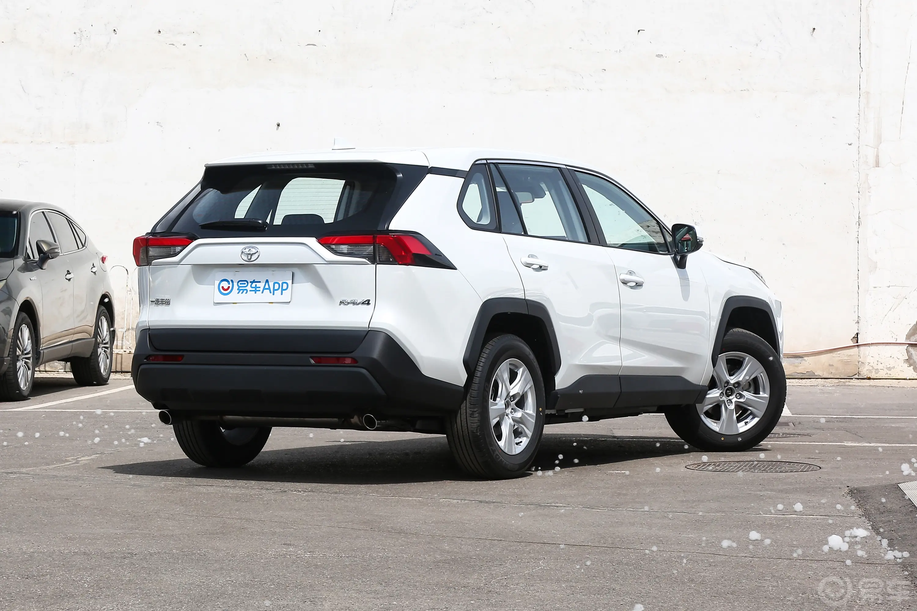 RAV4荣放2.0L 两驱都市版侧后45度车头向右水平