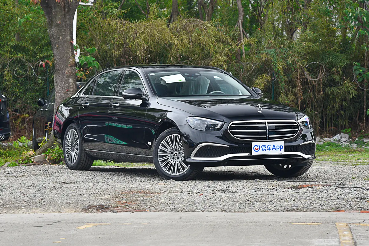 奔驰E级改款 E 300 L 尊贵型前轮毂造型